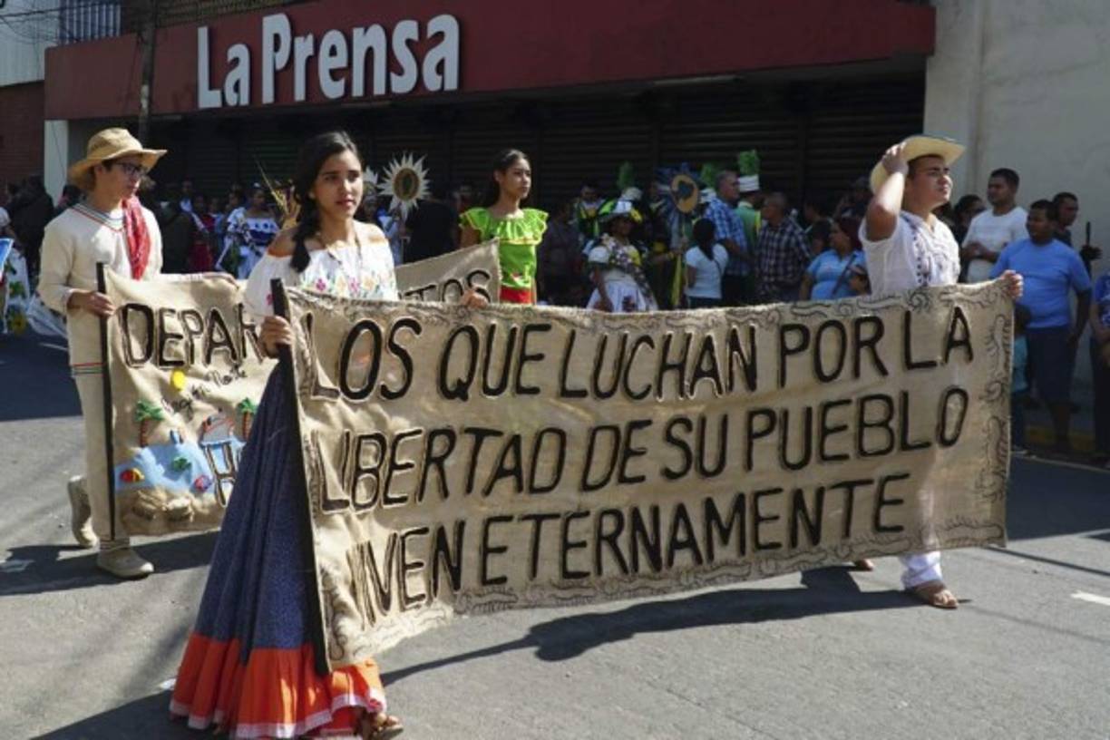 Los desfiles arrancaron aproximadamente a las 6:30 de la mañana frente a las instalaciones del diario líder de Honduras.