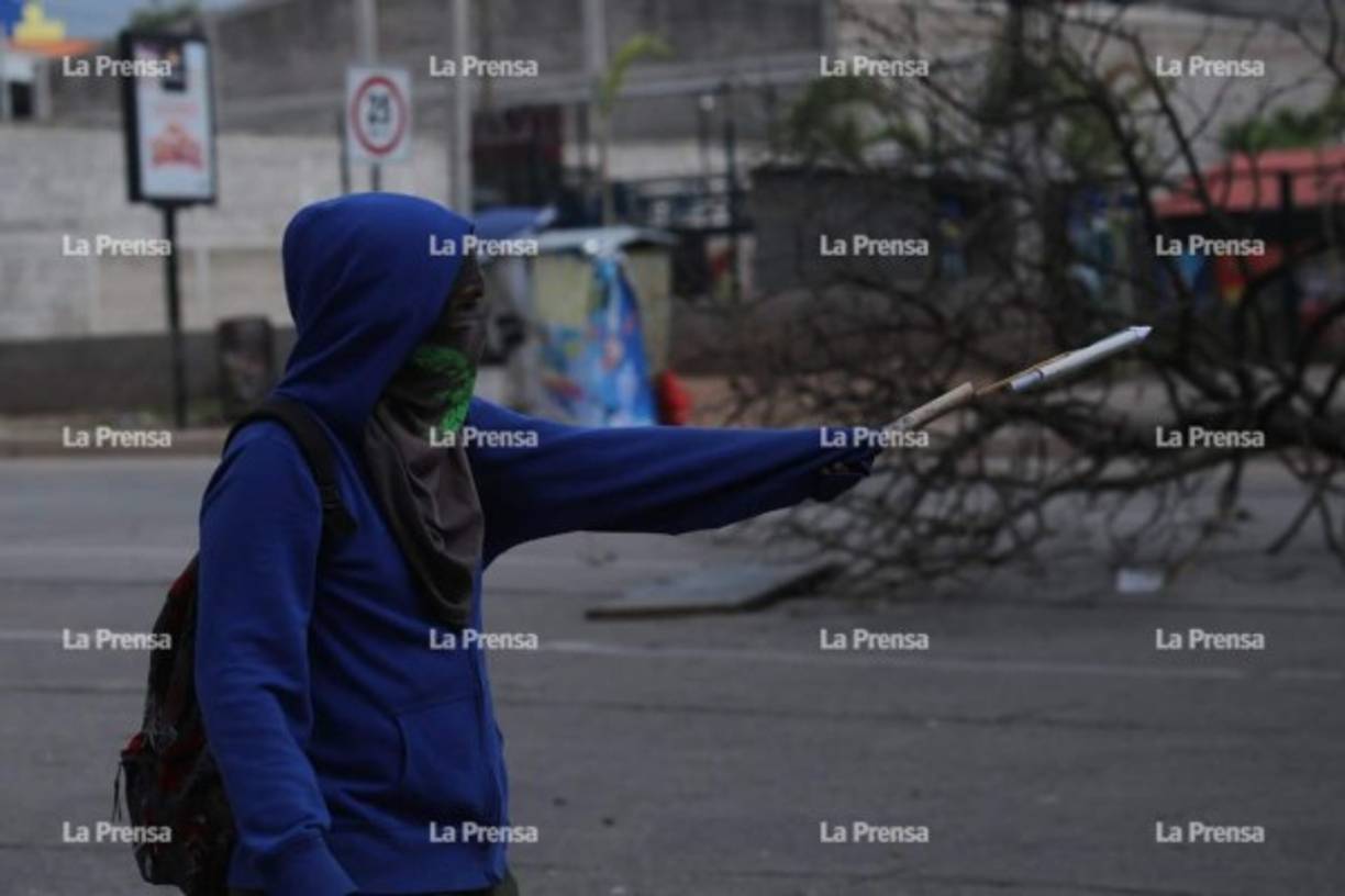 Un joven encapuchado se enfrenta a la Policía en el bulevar del norte.