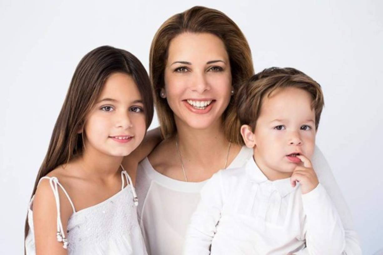 La pareja tiene dos hijos, Jalila, de 11 años, y Zayed, de 7, que son los menores de los veinte hijos que el emir tuvo con sus seis esposas.