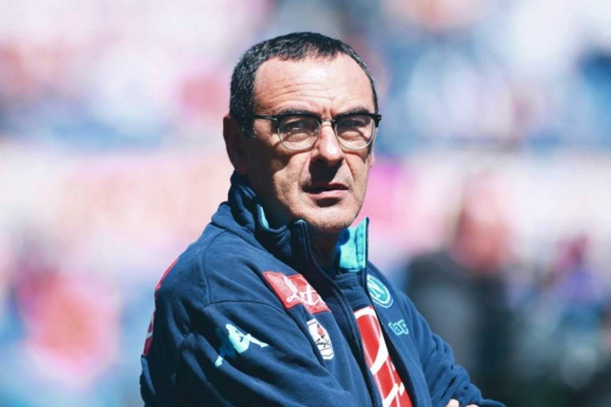 Maurizio Sarri cuenta con 59 años de edad y en estos momentos se quedó sin equipo tras su adiós del Napoli.