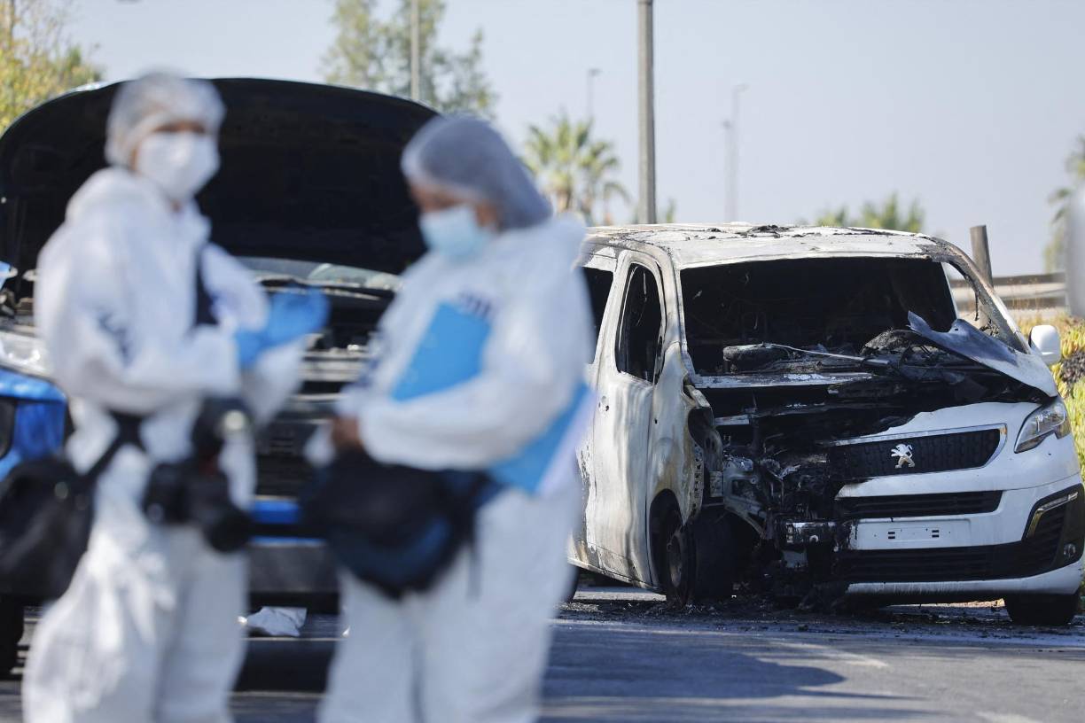 “Lograron traspasar la primera línea, pero no la segunda que es decisiva (...) Por ahí entraron, pero por ahí se alertó también”, afirmó Jorquera, quien negó que existan brechas de seguridad que hagan el aeropuerto inseguro pero admitió que “hay que revisar los procedimientos, por supuesto que sí, y eso es una autocrítica”.