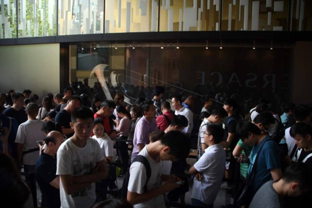 Muchos compradores hicieron fila para comprar los teléfonos de Apple en Shanghai, China, a pesar de los reportes de que el interés de China en el iPhone era mucho menor que en otros países.