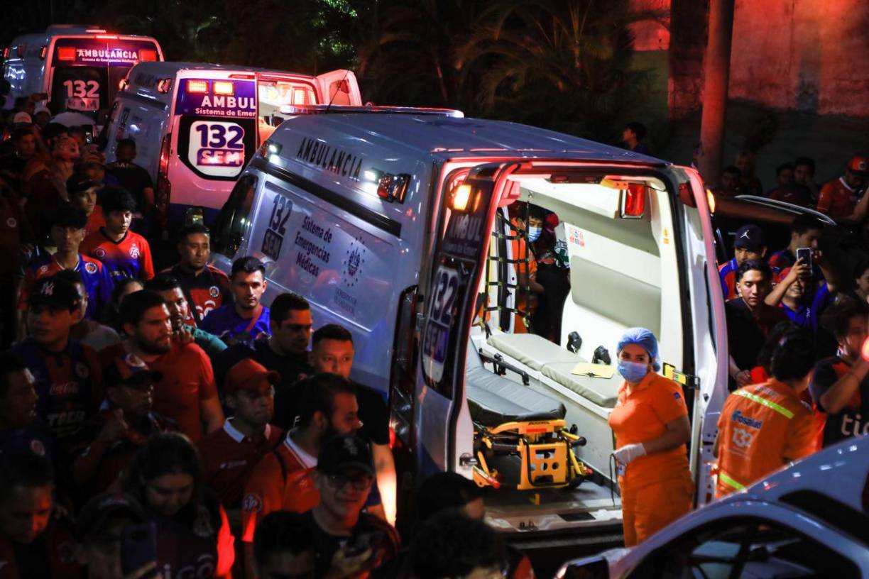 El partido fue suspendido mientras los cuerpos de socorro evacuaban a las personas del escenario, en una operación que involucró a centenares de agentes de Policía y efectivos militares.