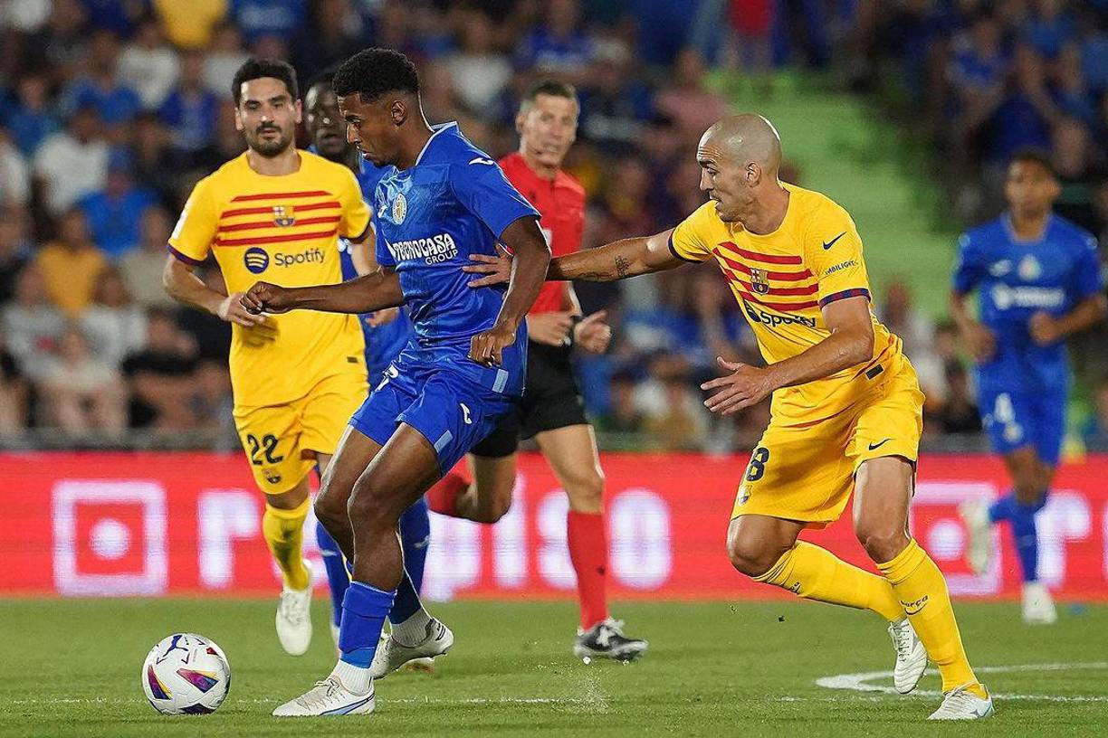 “Las Palmas es la opción ideal del Choco Lozano para seguir en Primera. En las islas ya defendió la camiseta del Tenerife. El Elche va a seguir insistiendo, pero no va a ser nada fácil, además teniendo en cuenta su contrato en la máxima categoría, por encima del millón de euros anual”, señala el medio.