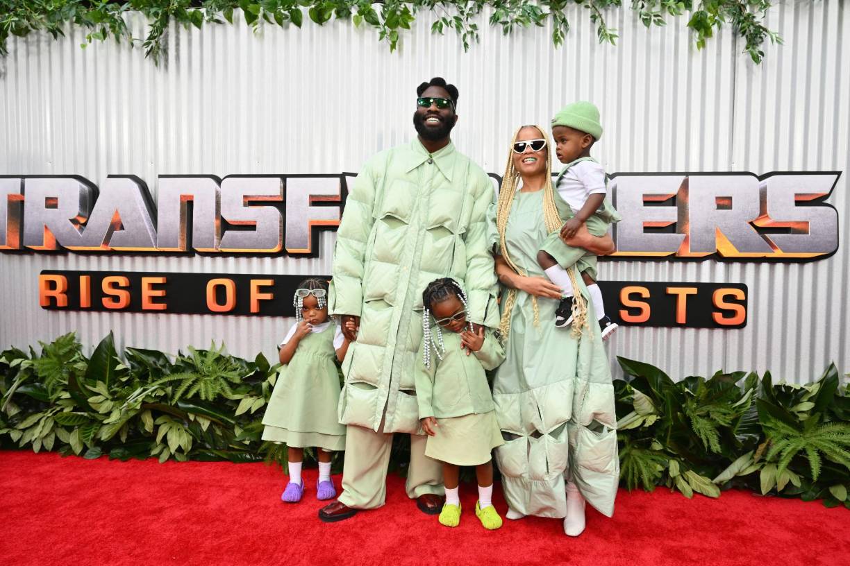 El Tobe Nwigwe también aparece en la cinta, y a la premier llegó a compañado de su familia. 