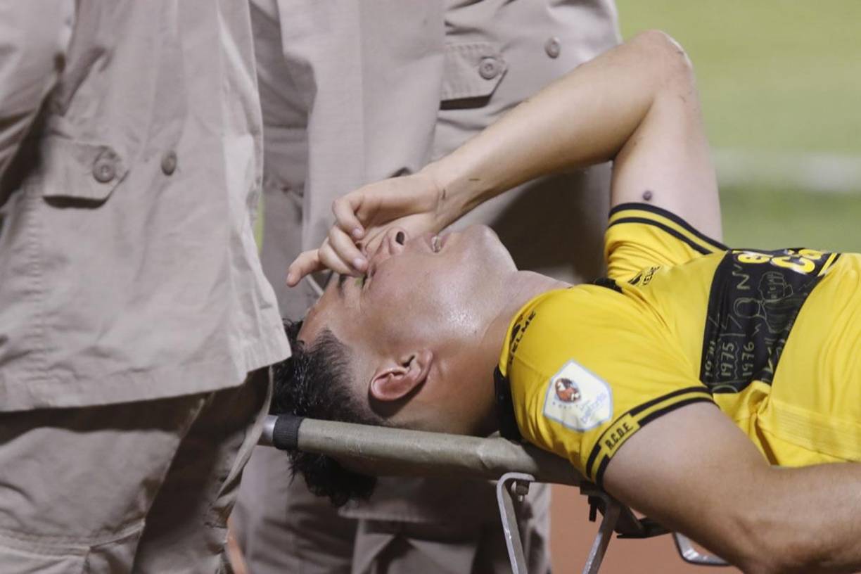 La imagen de Jhow Benavídez, con gestos de dolor. Preocupa a los aurinegros.