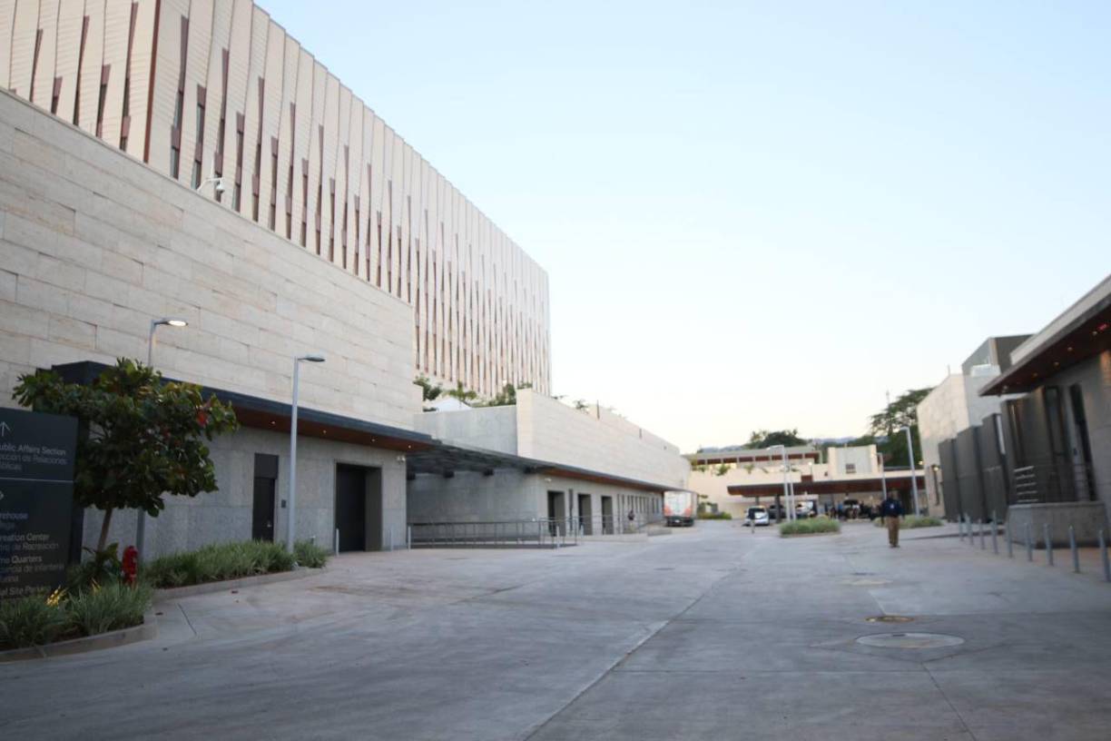 “Estoy muy orgullosa de este edificio”, destacó la representante diplomática, al tiempo que prometió que se mejore la asistencia en los servicios que se realizan para los hondureños y los ciudadanos estadounidenses.