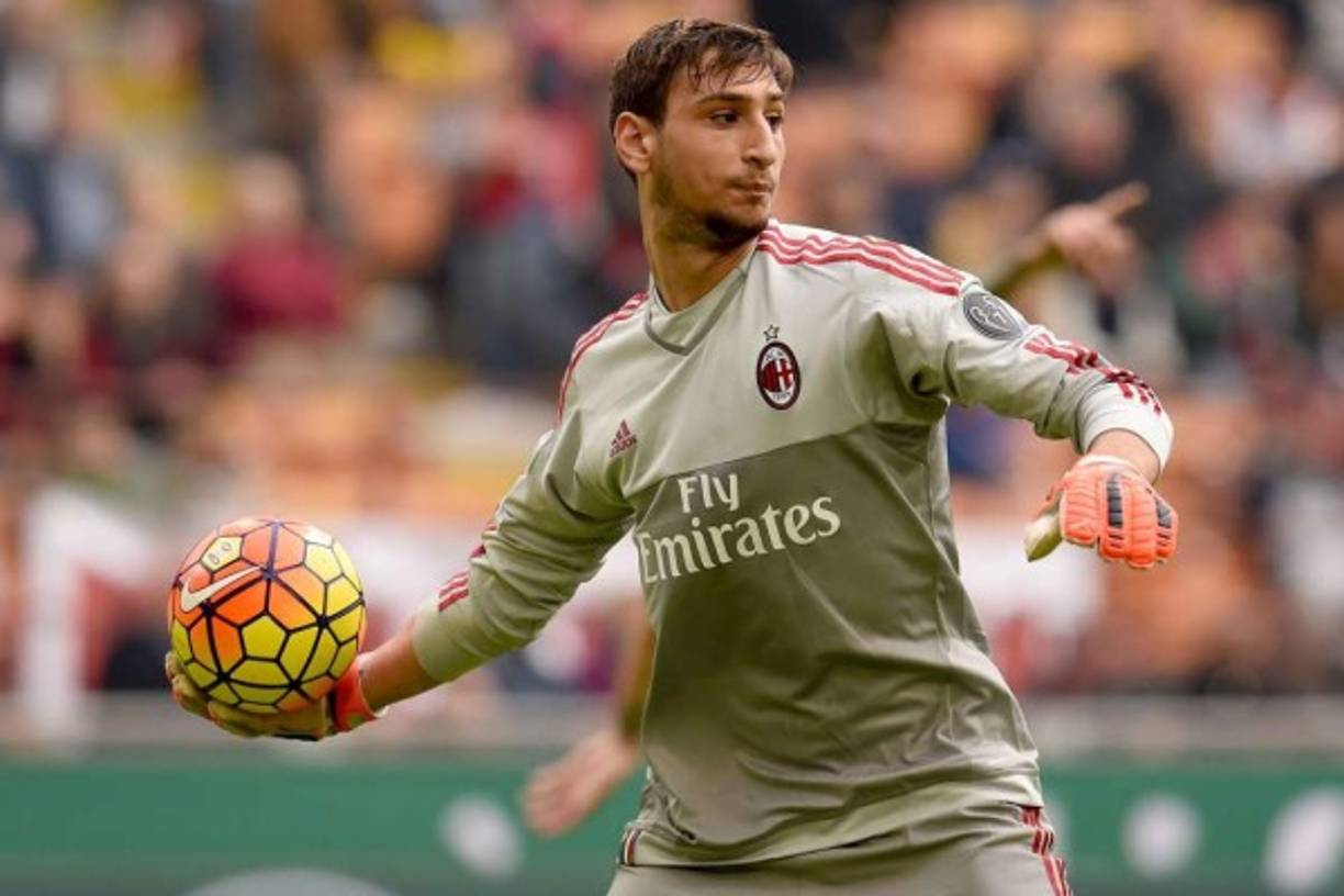 Gianluigi Donnarumma tiene los días contados como portero del Milan. Su salida cada vez está más cerca, ésta podría ser su última temporada en el conjunto ossonero. Según cuenta La Gazzetta dello Sport, las posibilidades de que abandone la entidad en junio han aumentado considerablemente. Está previsto que su agente, Mino Raiola, se reúna con Marco Fassone, director general del cuadro transalpino, para tratar su marcha. Su posible destino podría ser el Paris Saint Germain.