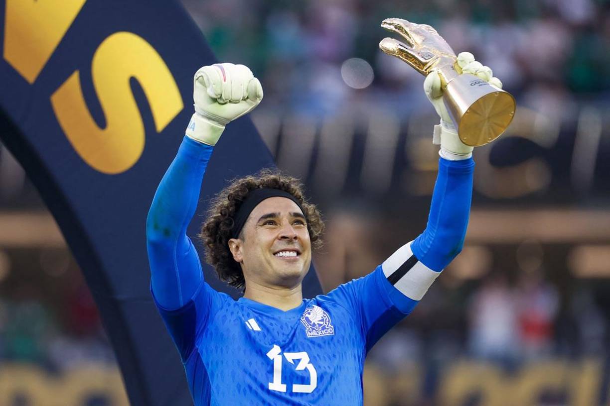 ‘Memo’ Ochoa fue galardonado con el Guante de Oro de la Copa Oro 2023.