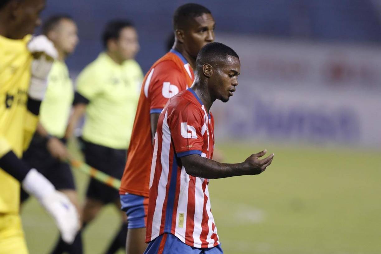El exjugador del Marathón reaccionó ante los silbidos de la afición verdolaga y les hizo un polémico gesto.