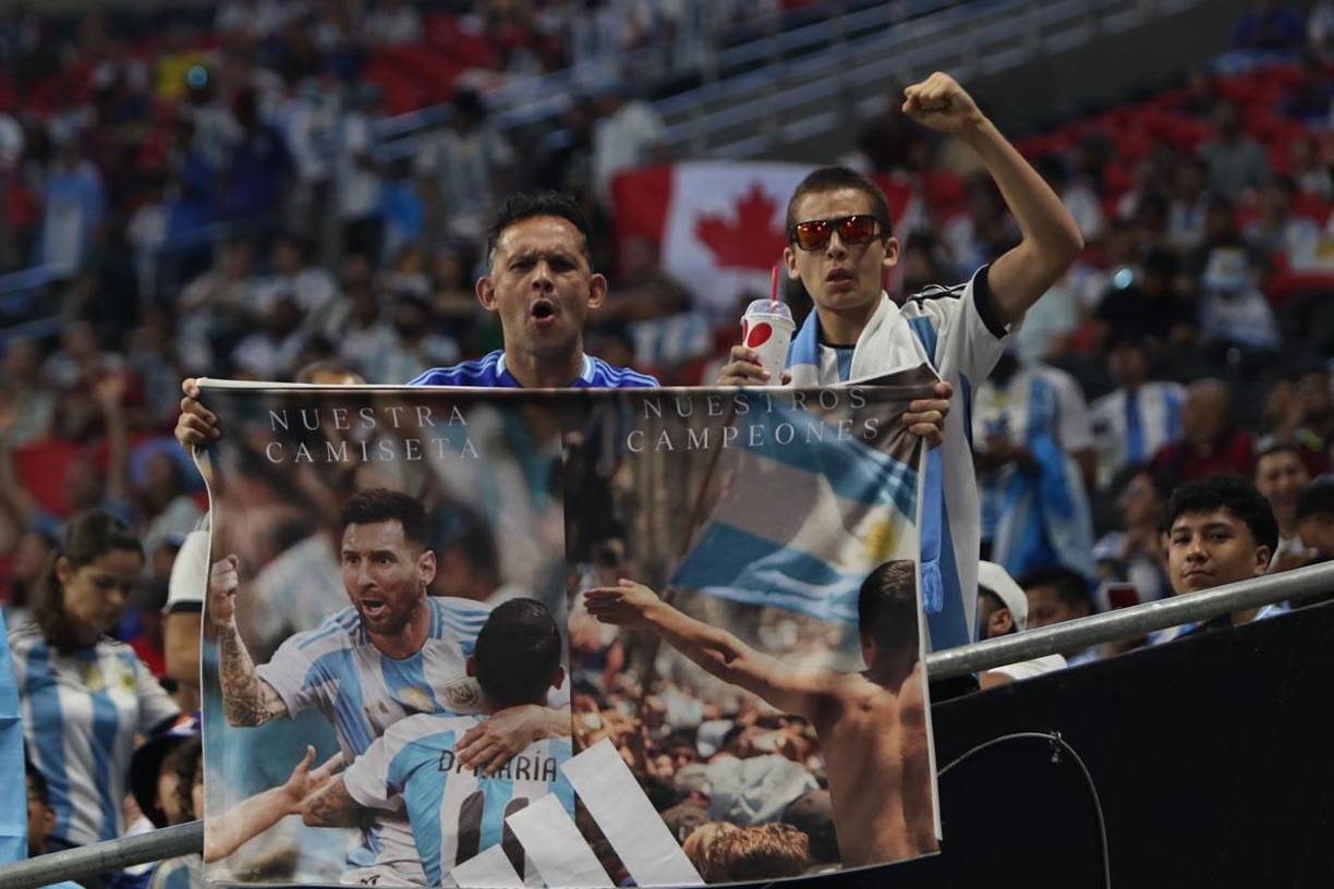 Hondureñas cautivan, bellezas y ambientazo en el Argentina-Canadá en Copa América
