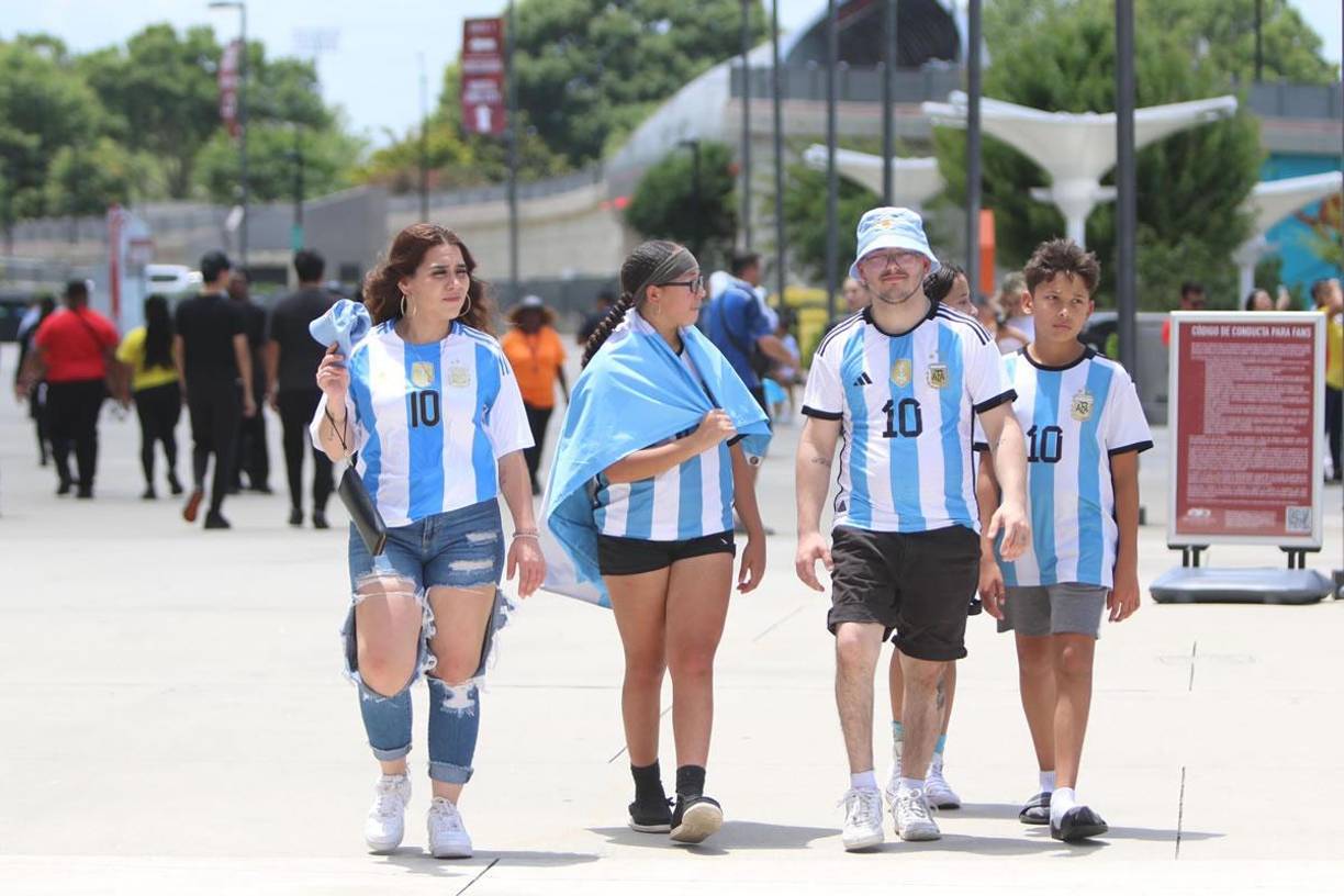 Antes de que se abrieran los portones del estadio, los argentinos se hicieron sentir en gran mayoría.