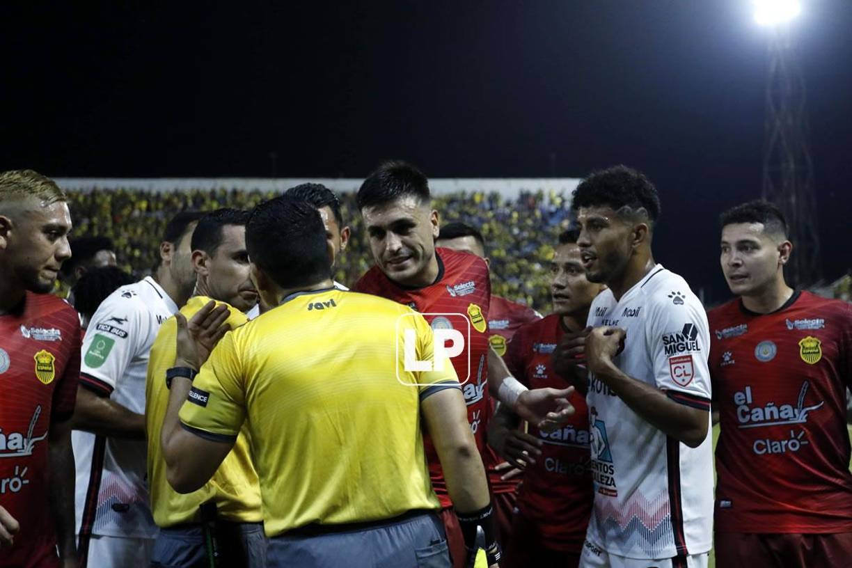Jugadores del Real España se acercaron a reclamar a los árbitros mexicanos.