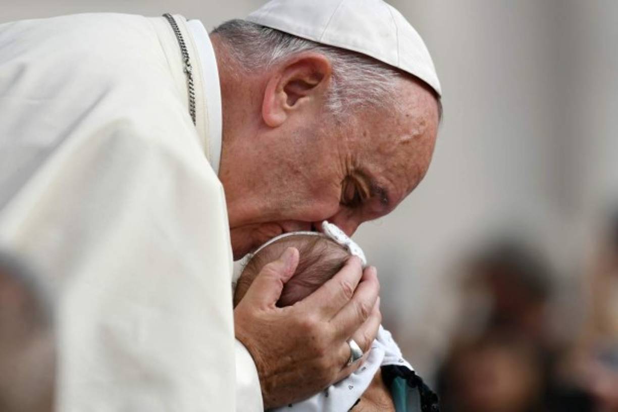 El Papa Francisco expresó su 'apoyo el compromiso en México' a favor de la familia y la vida, luego de que el Gobierno de Enrique Peña Nieto promoviera un proyecto de ley para aprobar el matrimonio igualitario.