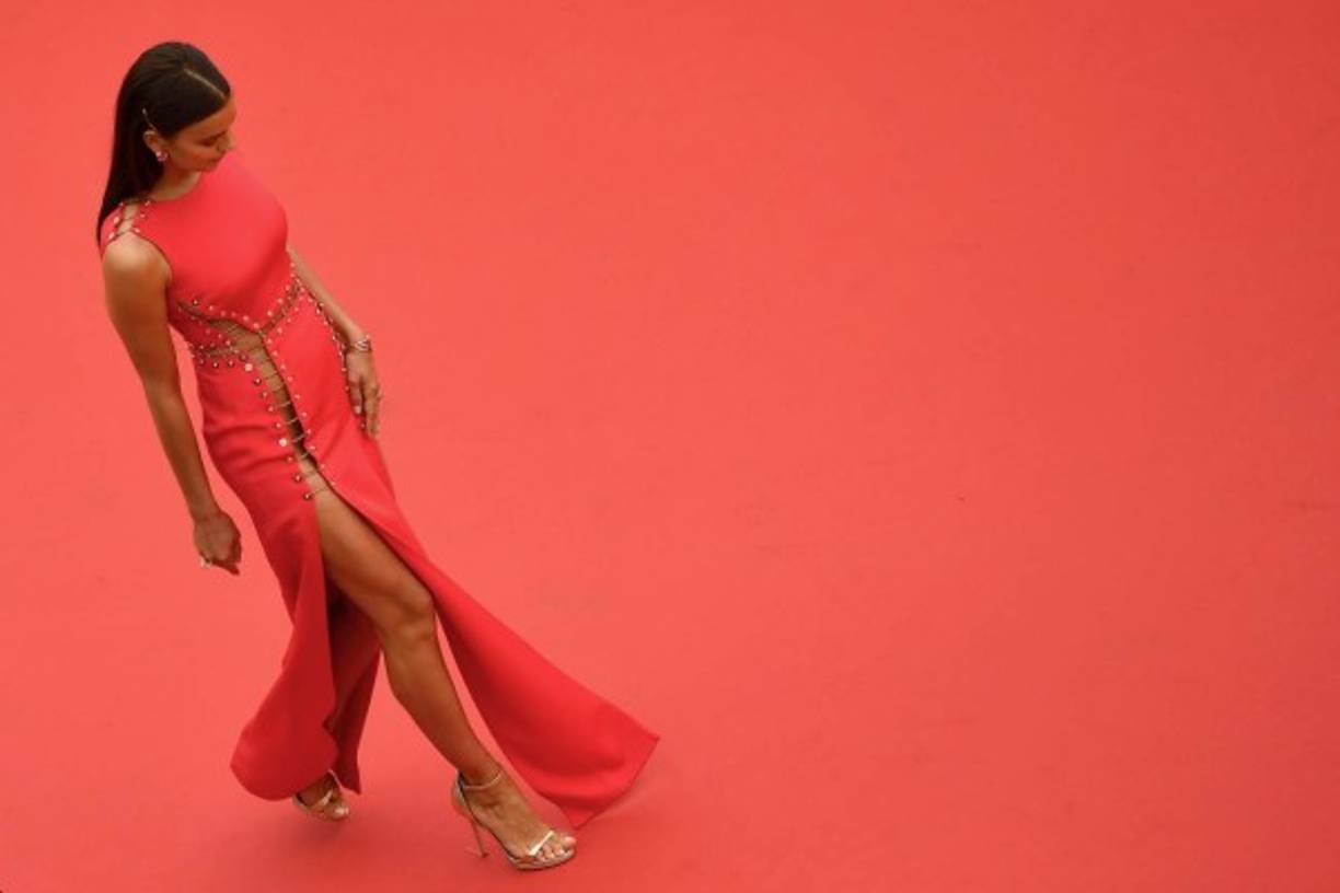 La modelo rusa Irina Shayk posa mientras llega el 10 de mayo de 2018 para la proyección de la película 'Sorry Angel (Plaire, Aimer et Courir Vite)' en la 71ª edición del Festival de Cannes en Cannes, en el sur de Francia.