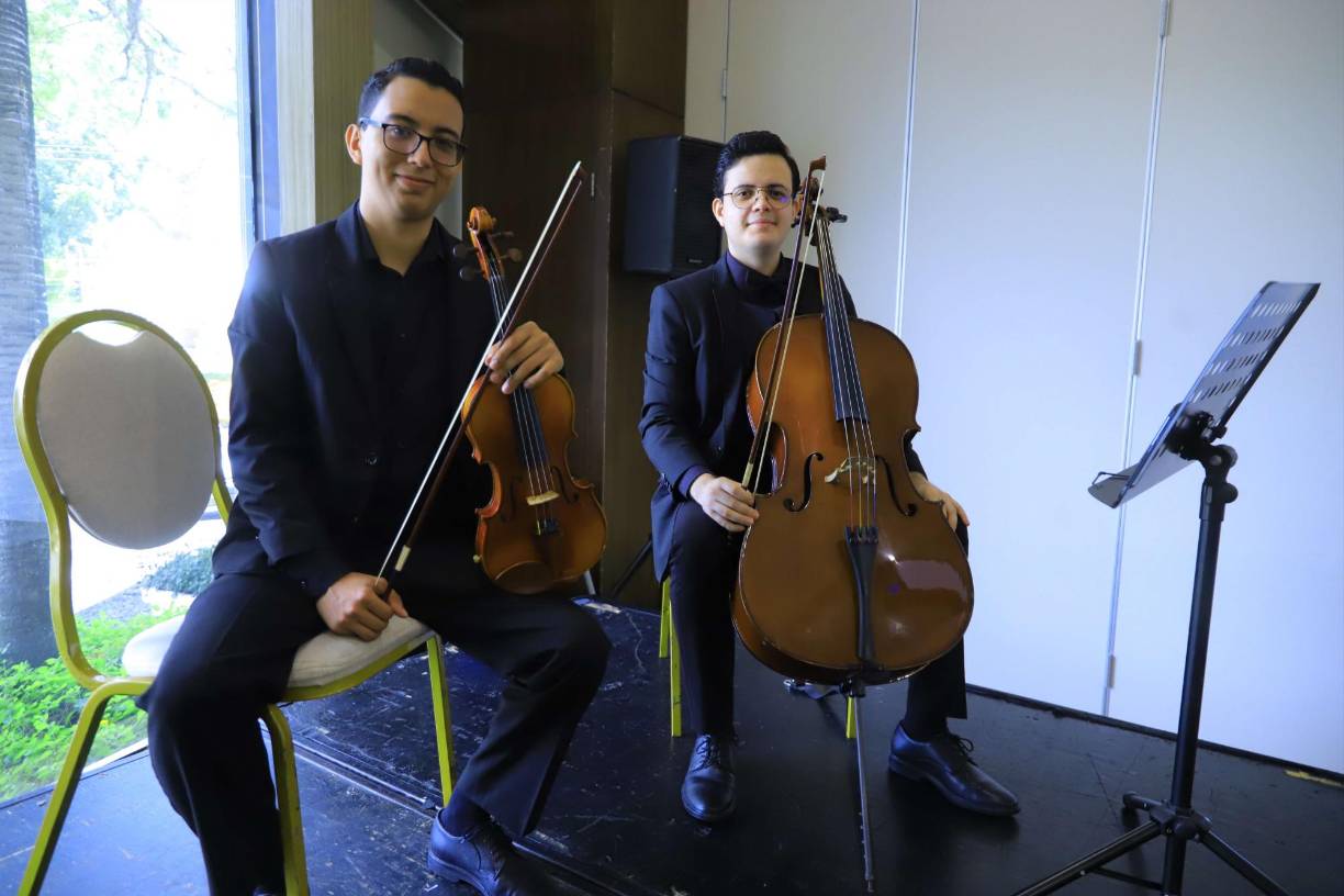 El Dúo de Cuerdas conformado por Franklyn Rodríguez y David Coello ejecutó diferentes piezas musicales que deleitaron auditivamente al público. 