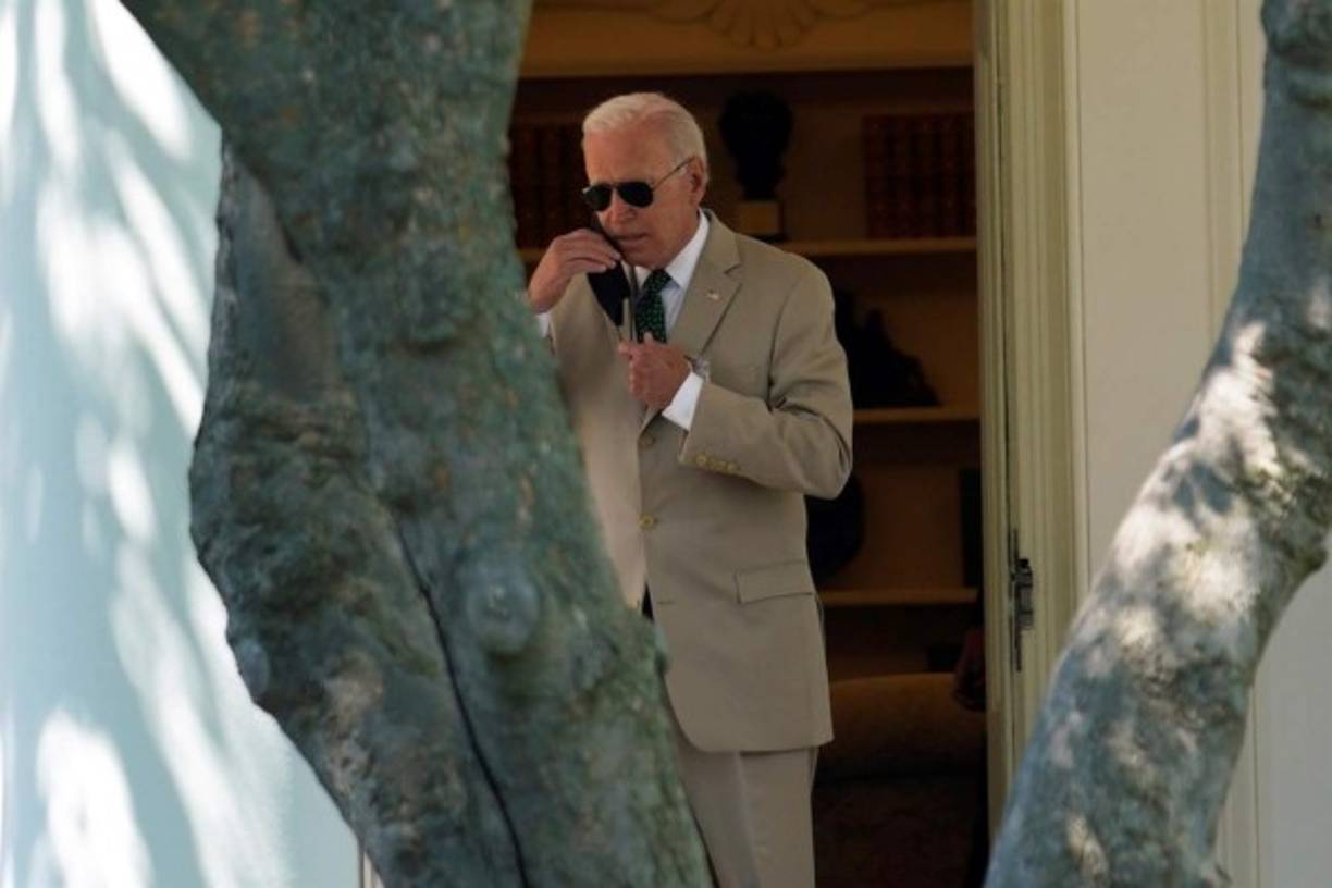 El presidente estadounidense se paseó por los alrededores de la Casa Blanca luciendo el inusual traje beige.