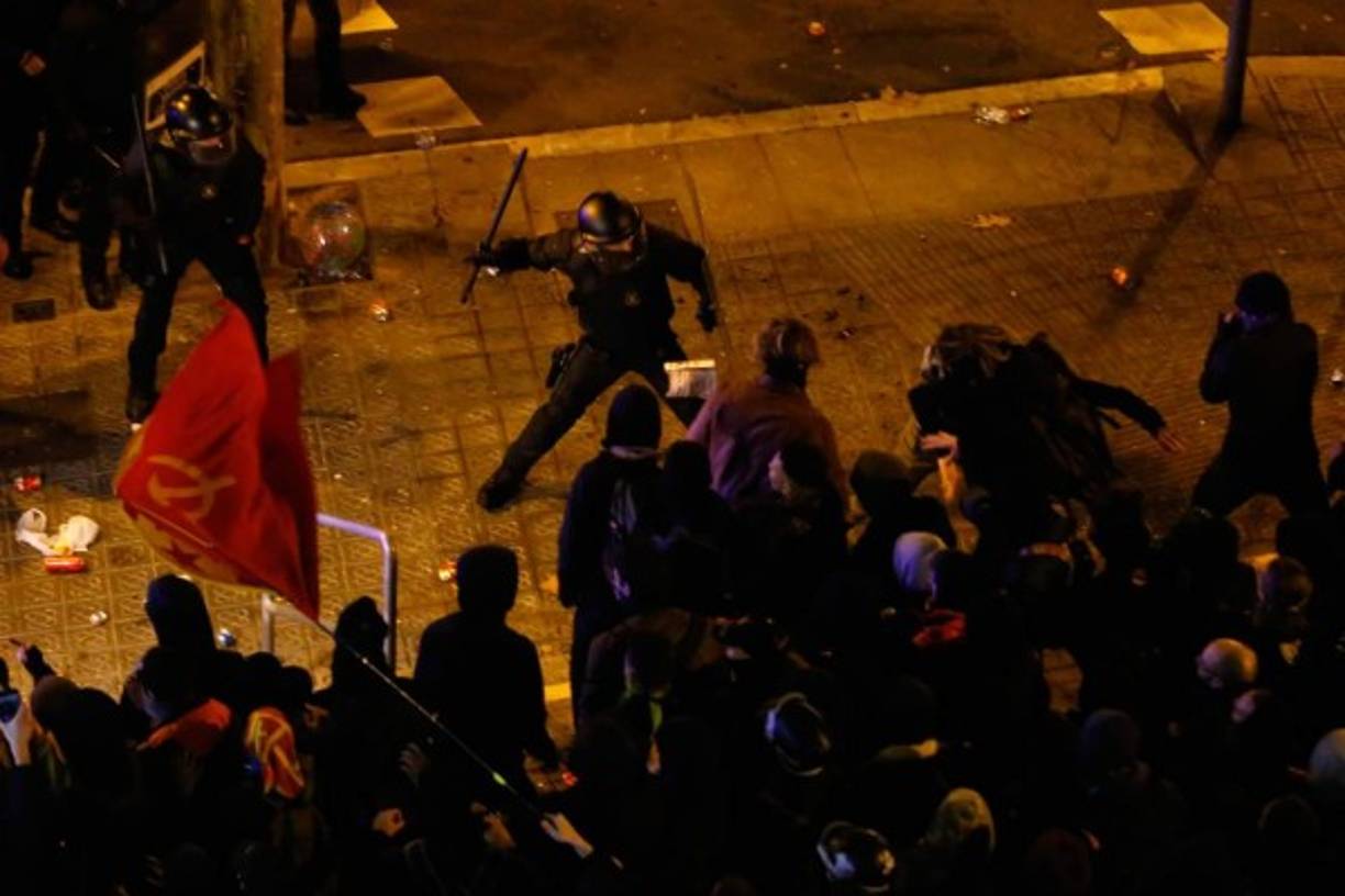 Tras el final del partido, en las afueras del Camp Nou hubieron disturbios y la Policía cargó contra independentistas catalanes.