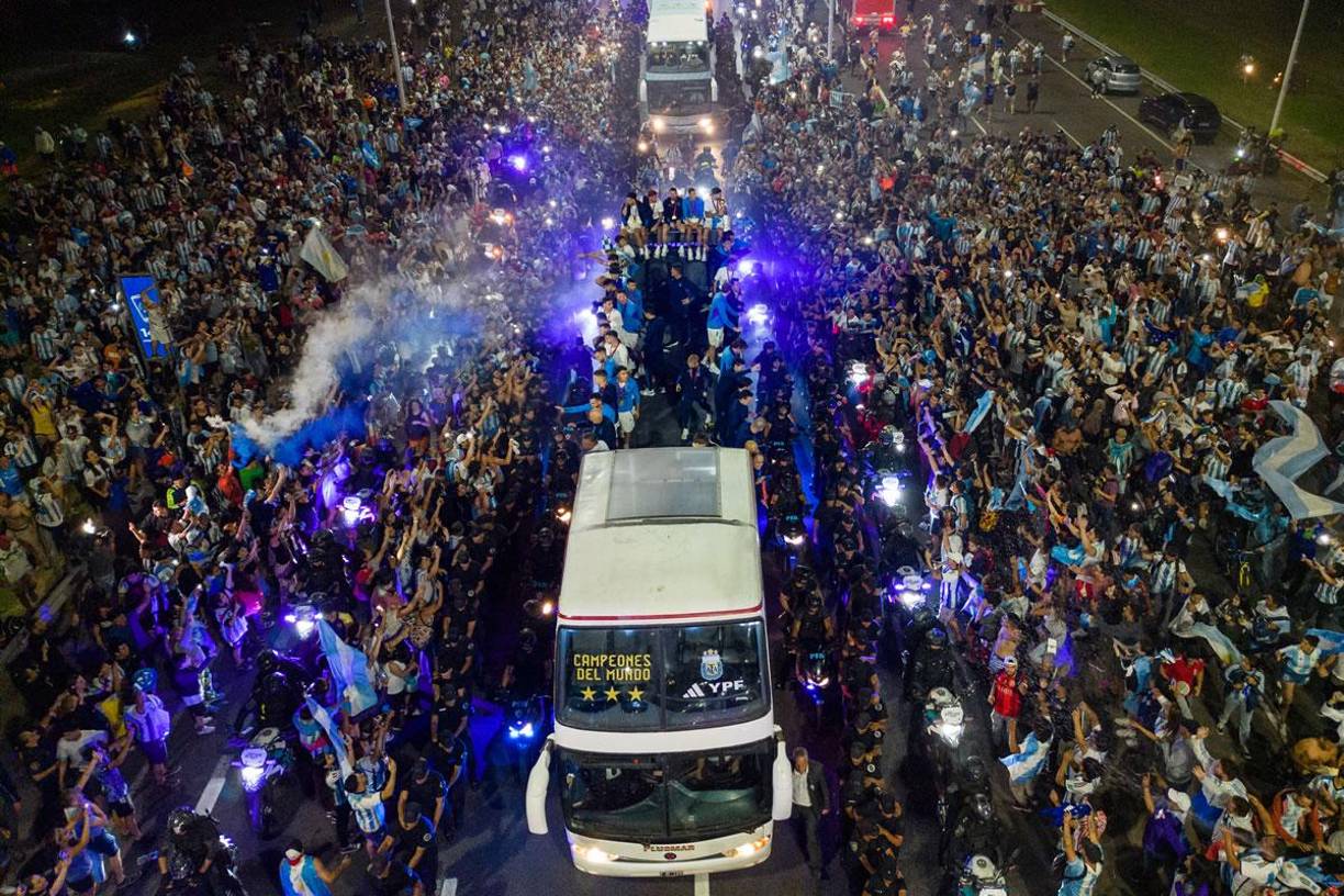 Espectacular imagen del multitudinario recibimiento de los aficionados argentinos a su selección en Buenos Aires.