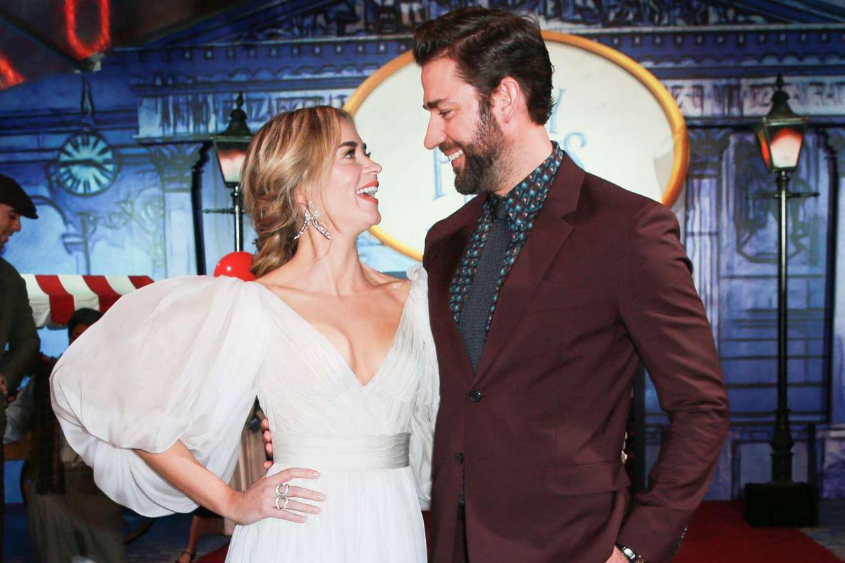 El actor, que vive en Brooklyn, Nueva York con su esposa, con la que se casó hace 14 años, la actriz Emily Blunt, de 41 años, y sus hijas Hazel, de 10 años, y Violet, de 8, dice que Blunt estaba “muy emocionada” cuando escuchó la gran noticia.