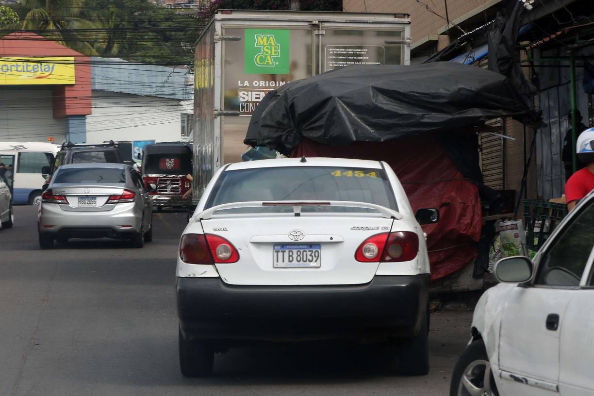 “Usted me ve todo comido de los jates, pero soy estudiado, estuve en la universidad pero como no hay trabajo me puse a taxear y ahora ya tengo varios años en esto...”