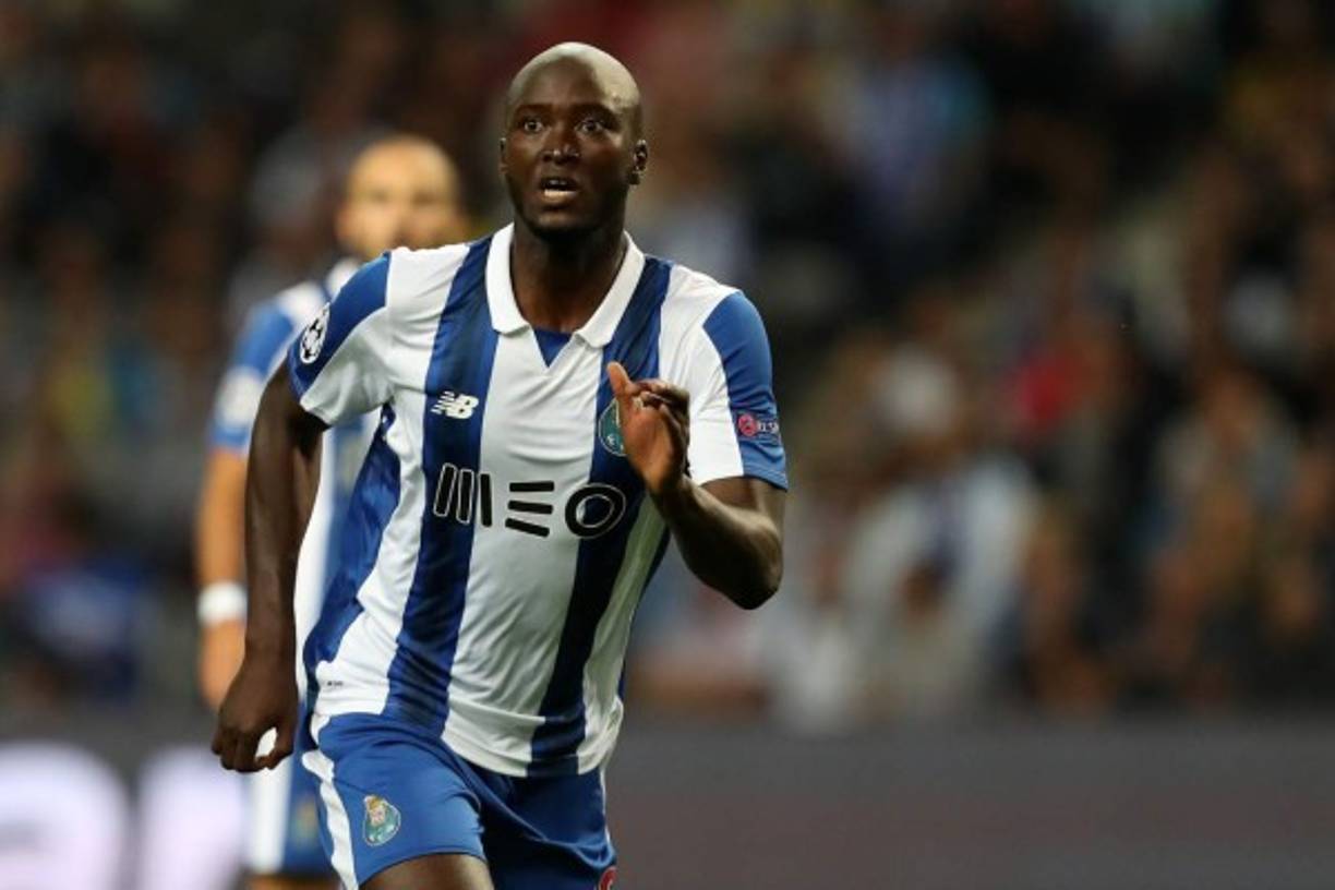 Según el diario portugués A Bola, el Manchester City y el PSG luchan por llevarse al mediocentro del Porto, Danilo. El precio del jugador rondaría los 60 millones de euros.