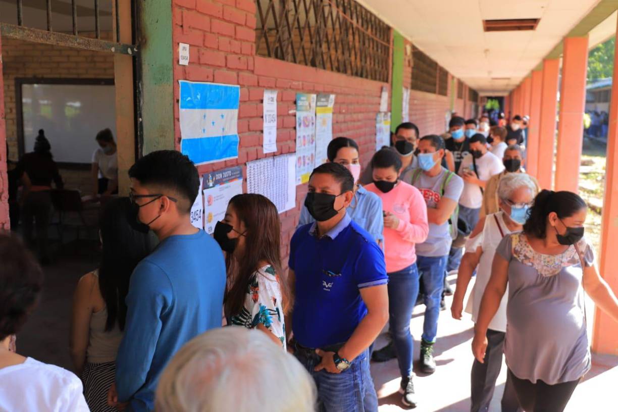 En el centro de votación del instituto Primero de Mayo, de la Fesitranh, San Pedro Sula, jóvenes hacen fila para ejercer su derecho ciudadano. 