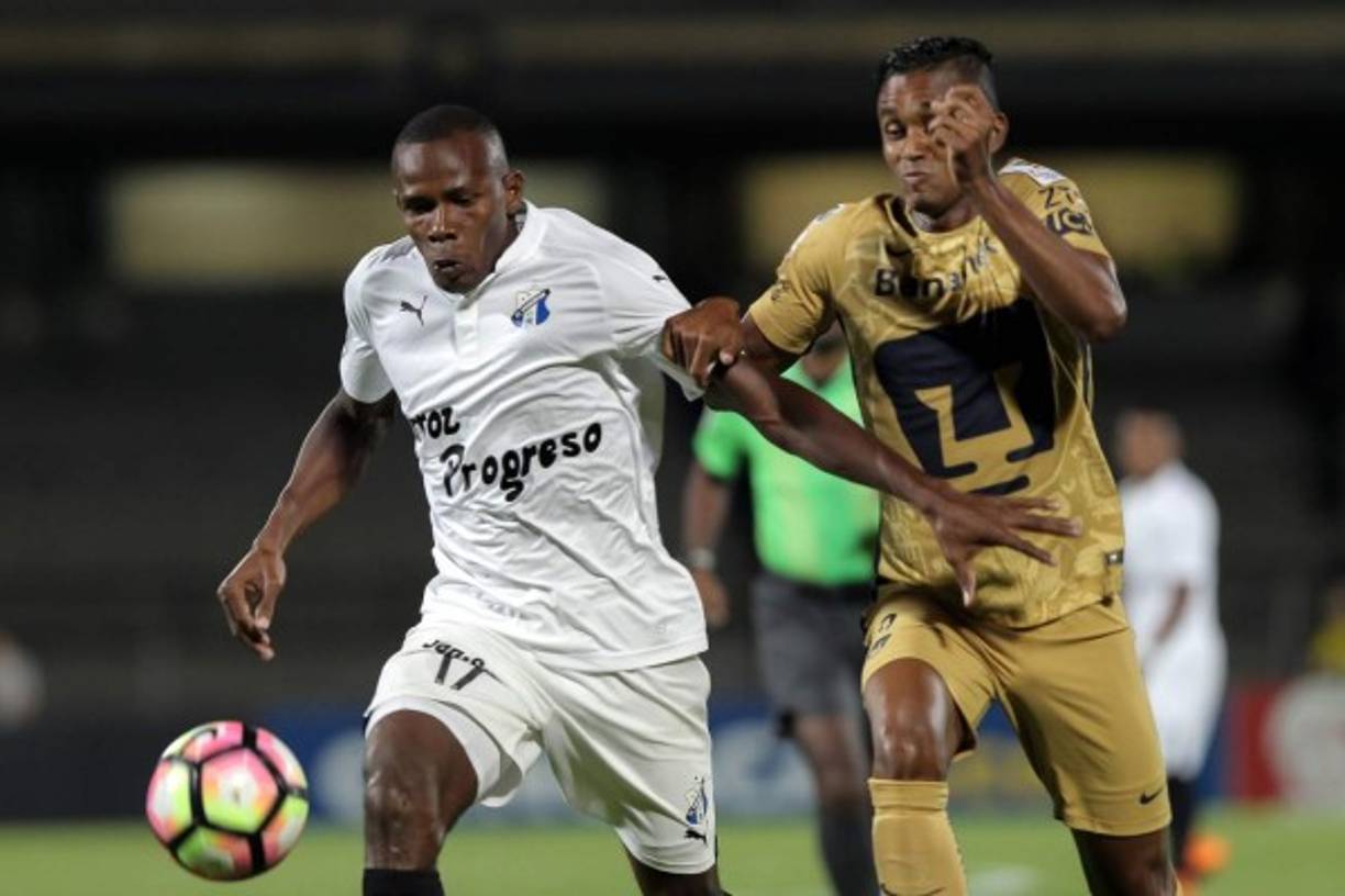 Dilmer Gutiérrez cubre el balón ante la presión del ecuatoriano Fidel Martínez.