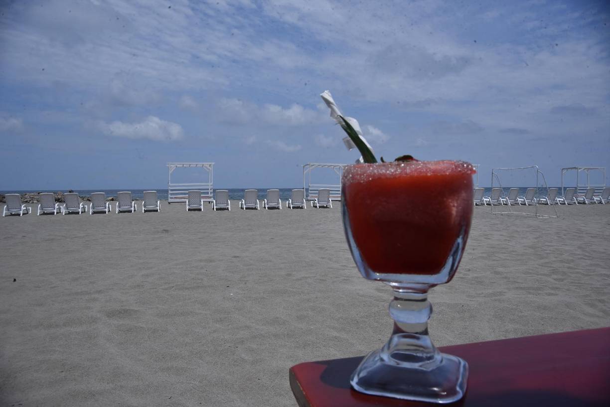 A la orilla de las playas de La Ceiba, hay diversos restaurantes donde el turista puede disfrutar de suculenta comida y exoticas bebidas. Además de una vibrante vida nocturna, piscina y hoteles con vista al mar. 
