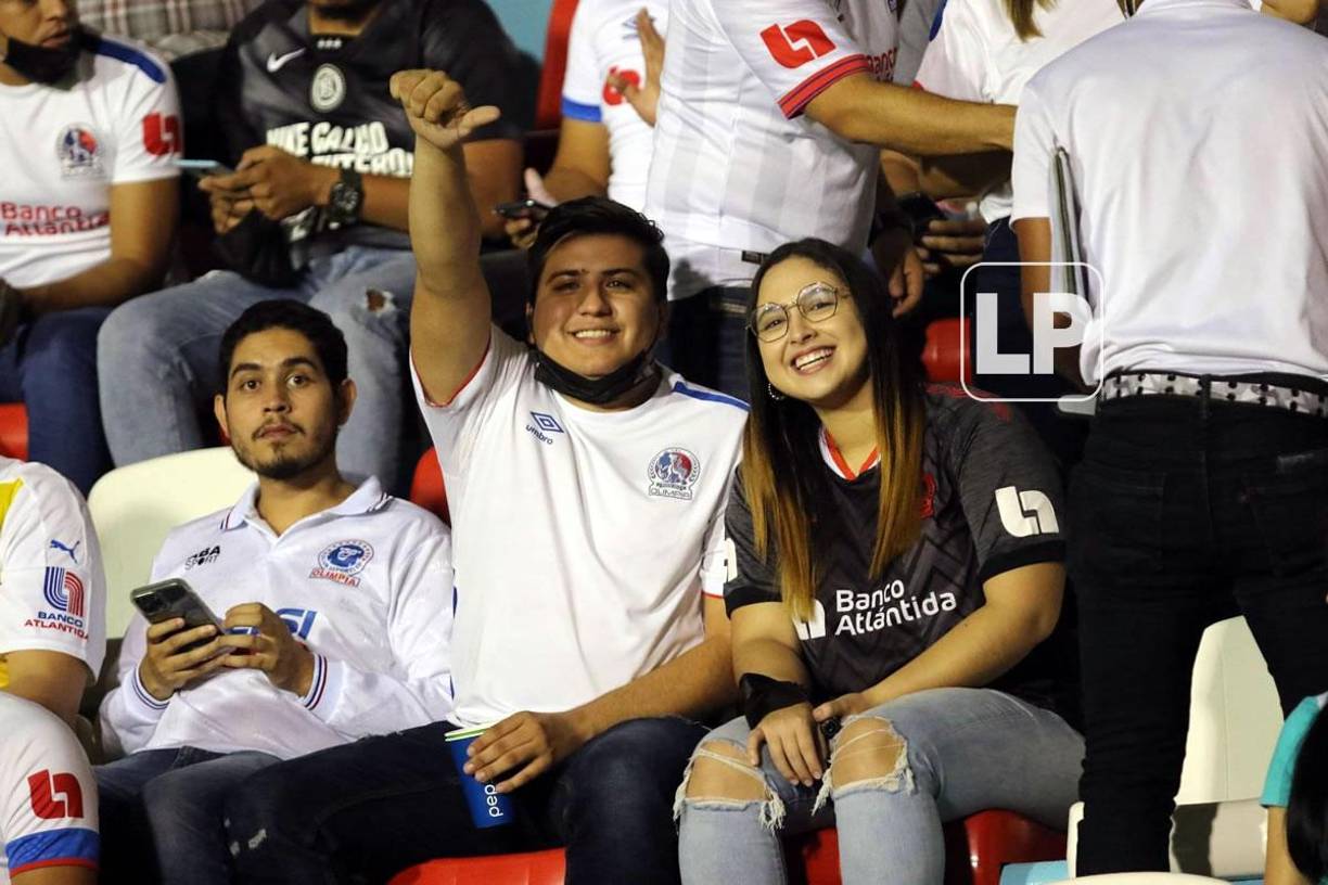 La alegría de los aficionados del Olimpia en el estadio Nacional Chelato Uclés.