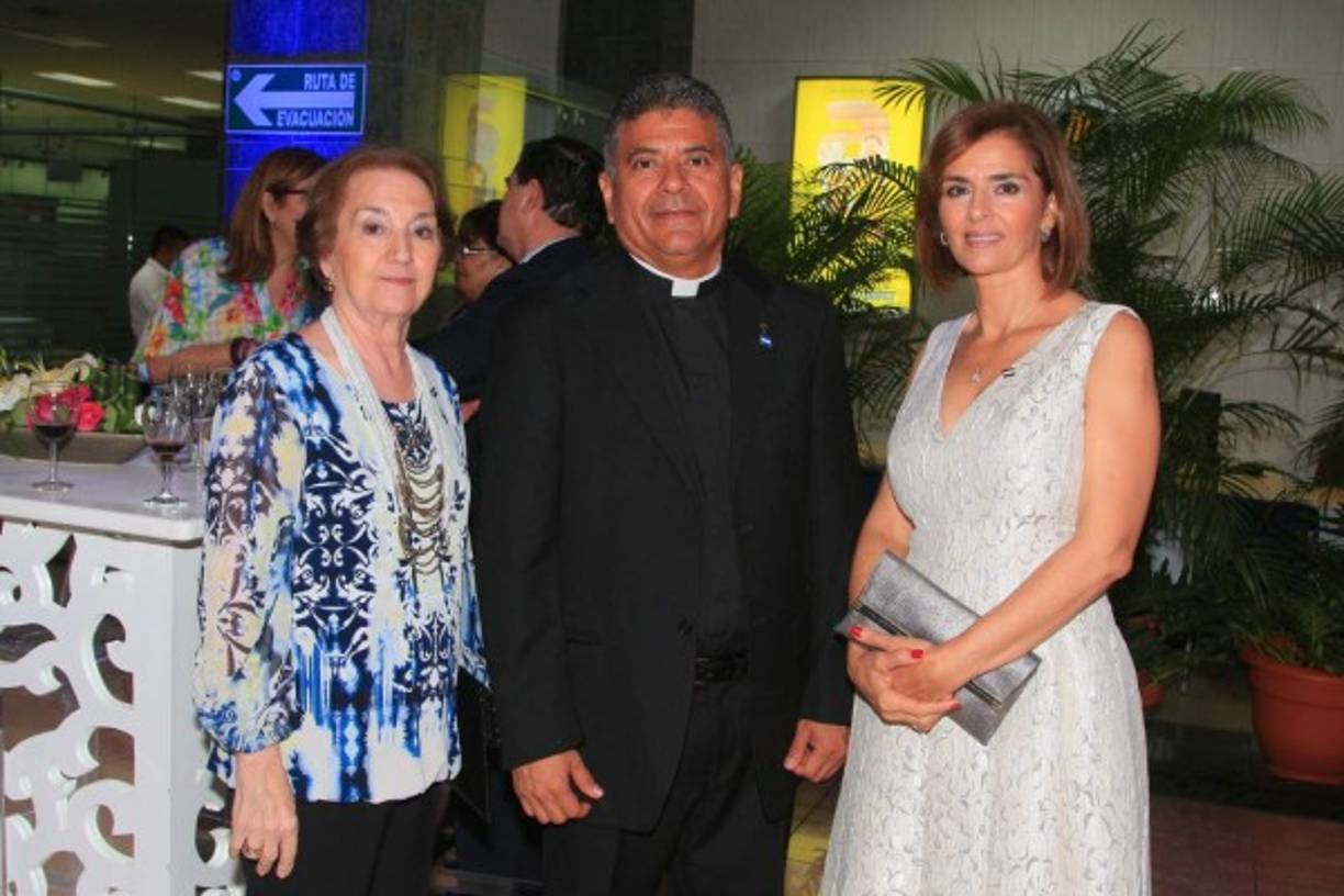 María Abufele, padre José Canales y Suyapa Monterroso.