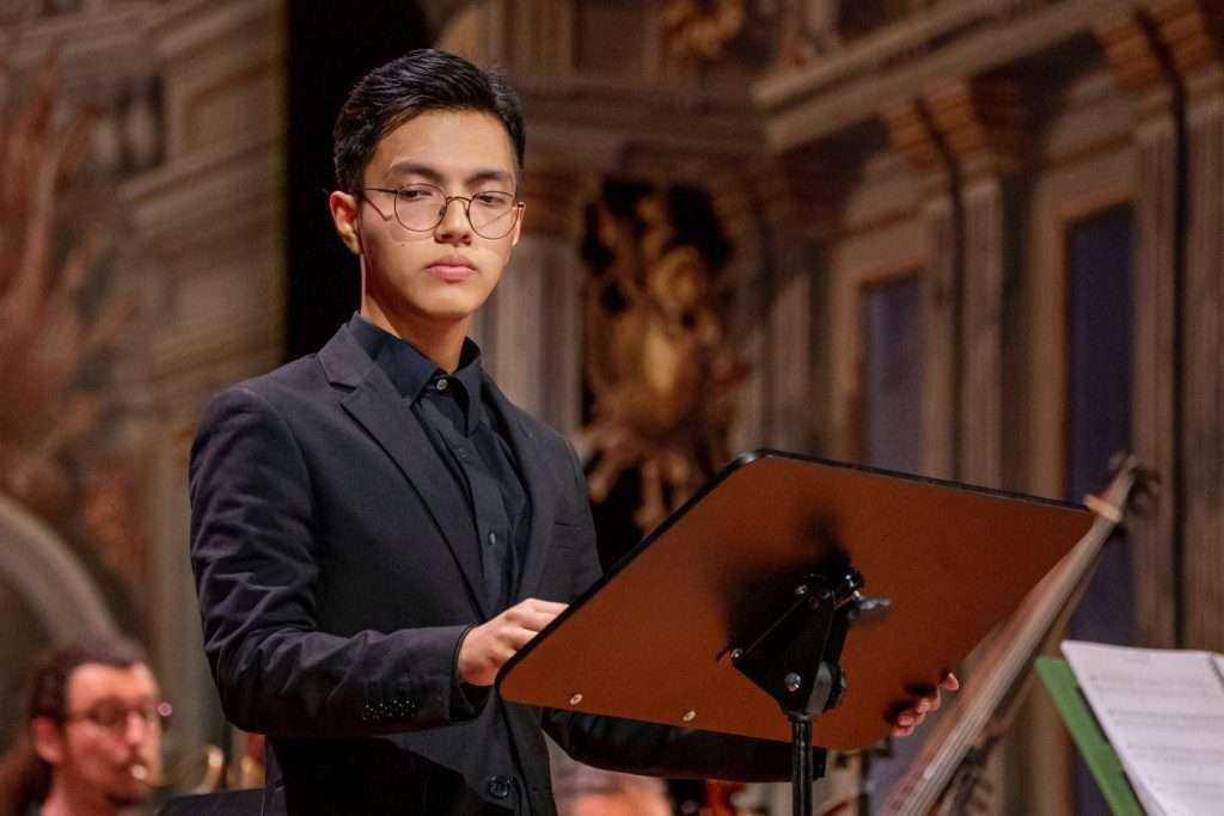 Nació en San Pedro Sula, de donde salió hasta España para audicionar en la Escuela Superior de Canto de Madrid, una de las más prestigiosas del mundo, donde rápidamente fue aceptado. 