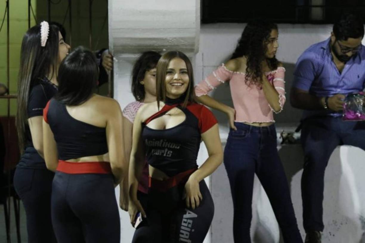 La bella Yulia Posas de Israel llegó a trabajar como edecán al Puerto y disfrutó de un buen partido.