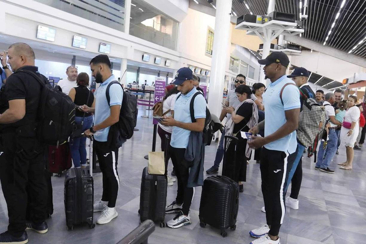 Los seleccionados catrachos esperando para poder realizar sus respectivos trámites para el viaje.