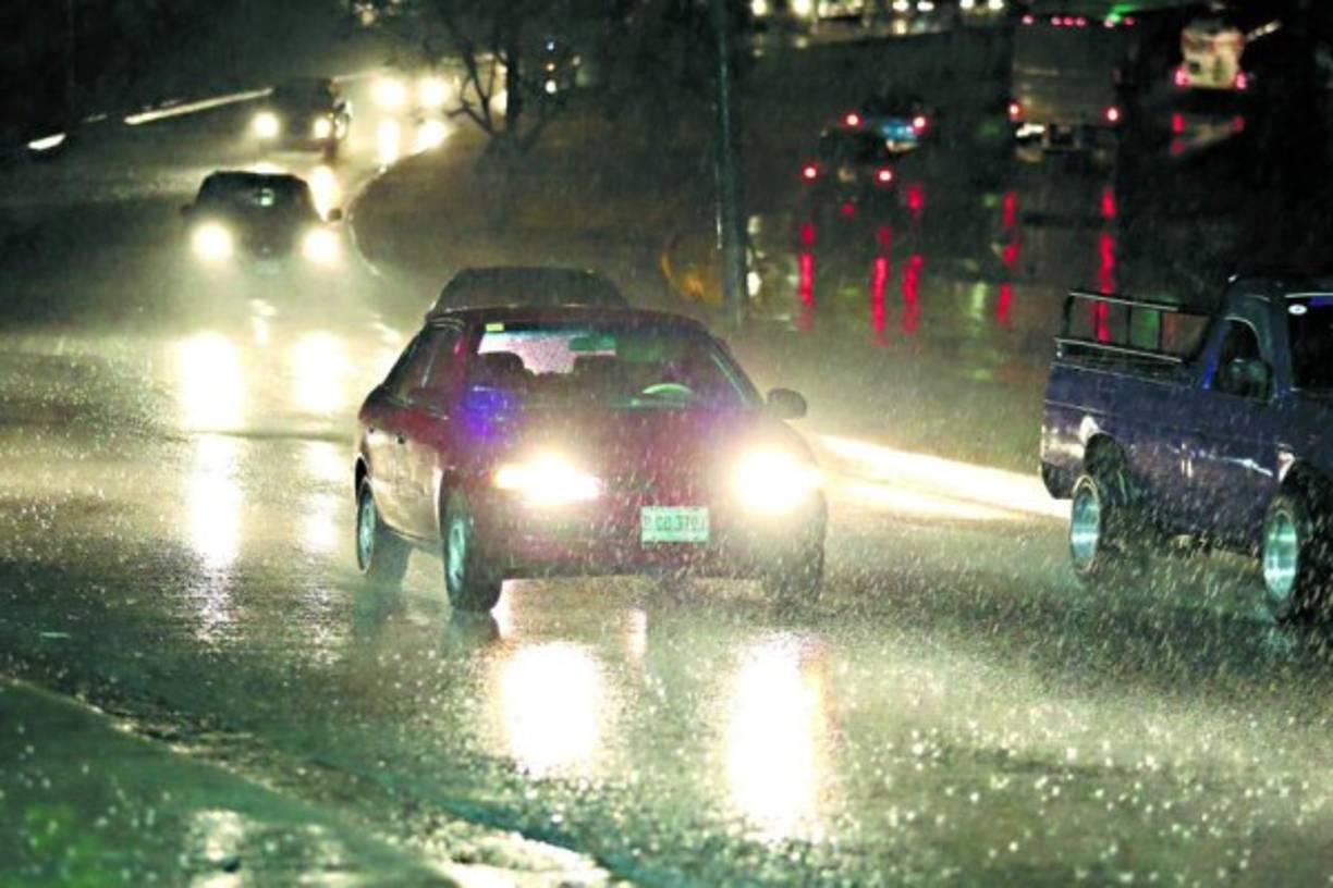 La confluencia de vientos del sureste y norte estarán dejando lluvias en varios departamentos del país, de acuerdo con el pronóstico del Centro Nacional de Estudios Atmosféricos Oceanográficos y Sísmicos (Cenaos) de la Comisión Permanente de Contingencias (Copeco). Carlos Alberto López, de Cenaos, informó que los departamentos afectados por las lluvias son Francisco Morazán, Comayagua, La Paz, Intibucá y Lempira.