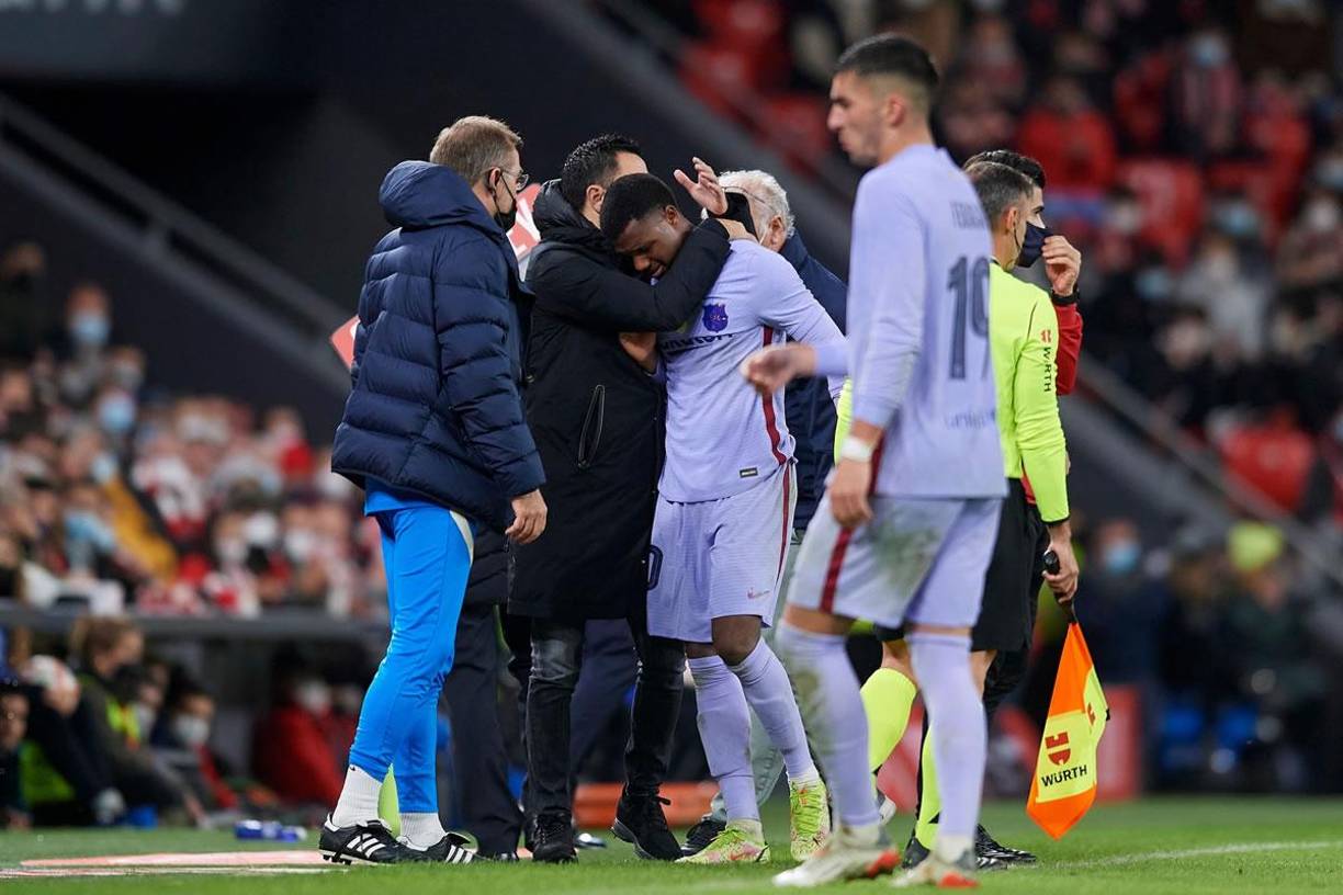 Xavi Hernández consolando a Ansu Fati.