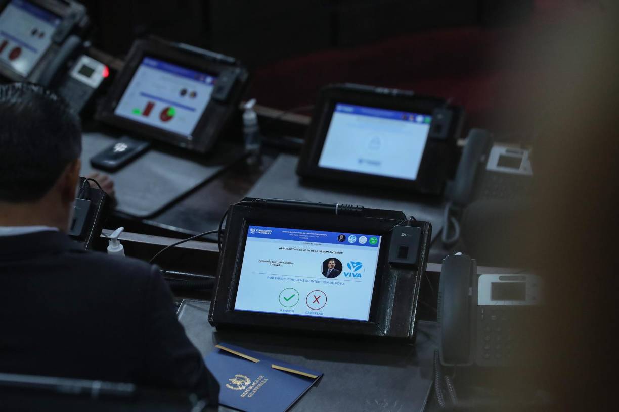 “Esto no huele bien”, dijo Paz, quien junto a Dávila, cuestionó con fuerza a una comisión creada este domingo en el Parlamento para verificar las credenciales respectivas. 