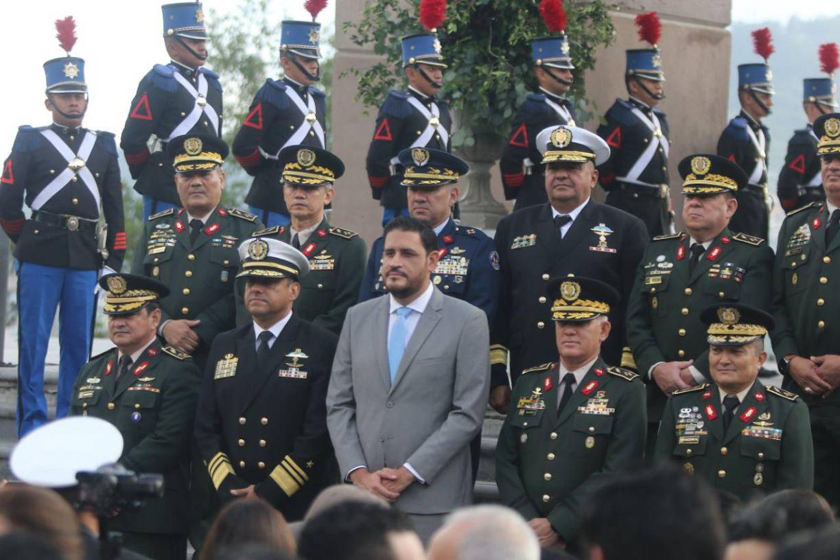 A los actos del “Día de la bandera” asistieron funcionarios de los tres poderes del Estado, Ejecutivo, Legislativo y Judicial, oficiales de las Fuerzas Armadas y la Policía Nacional, y cuerpo diplomático, entre otros invitados.