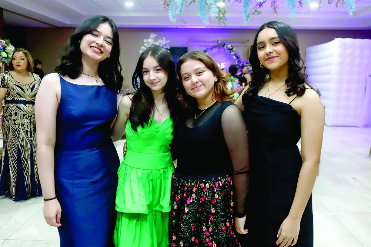 La fiesta se llevó a cabo en el salón Pulhapanzak del Hotel Copantl, lugar predilecto para que Ariana Valeria Rodríguez Figueroa compartiera su felicidad por estar cumpliendo un año más de vida. Los invitados, entre ellos, familiares y amistades convivieron hasta la madrugada en un ambiente de diversión y total algarabía. En la foto posan: Mónica Gómez, Mary Arita, Diana Rostrán y Ana Fernández