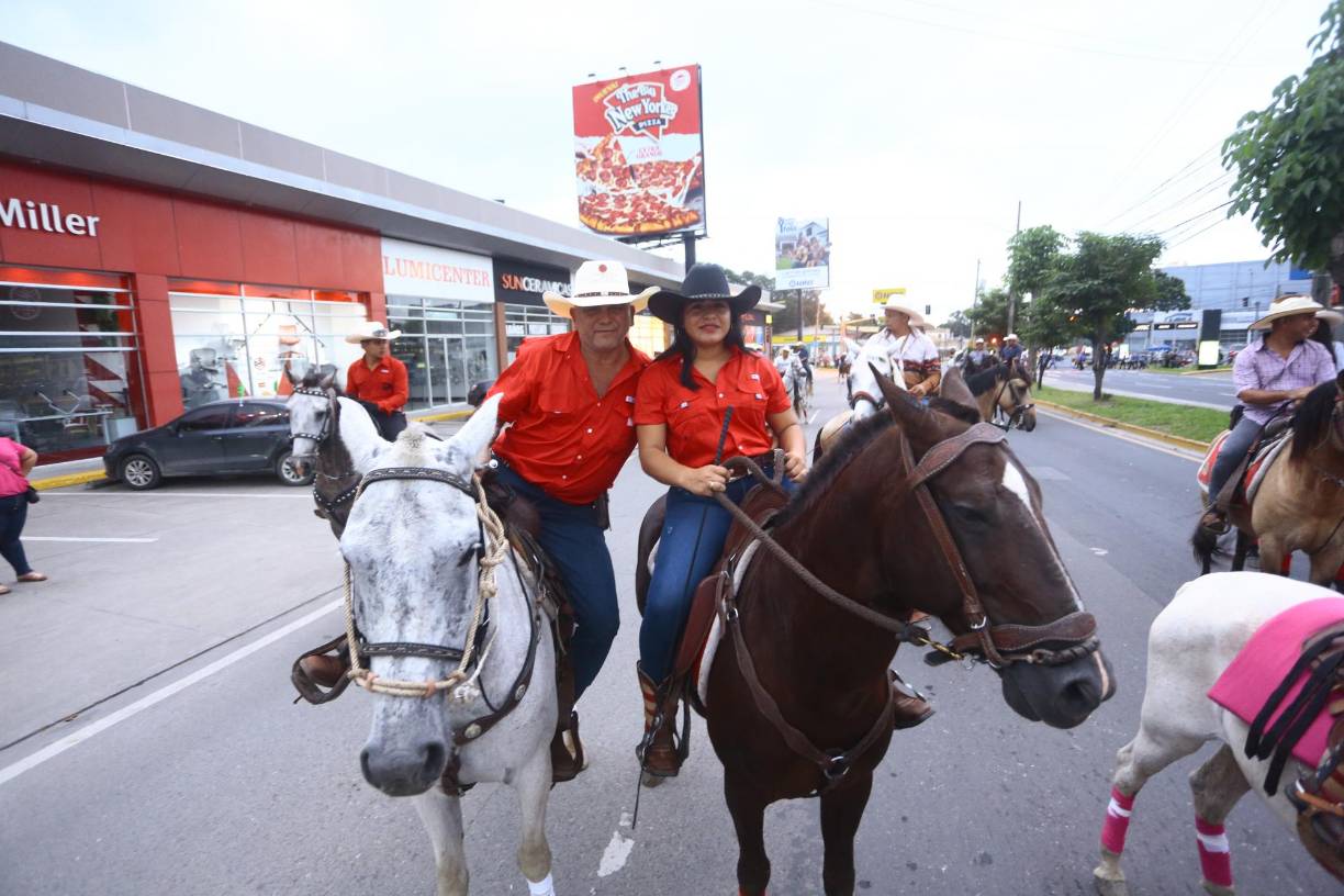 Los jinetes abrieron el desfile de 2023 que recorrió más de 3 kilómetros desde la 105 Brigada hasta Monumento a la Madre.