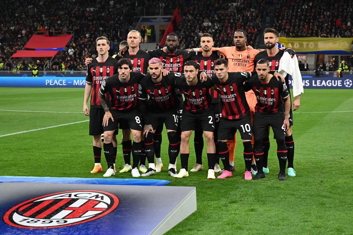 ¡Se viene barrida! El AC Milan sufrió una dura derrota ante el Inter en la ida de las semifinales de la Champions League, y parece que las consecuencias no se harán esperar. Según informa el diario italiano La Gazzetta dello Sport, hasta diez jugadores podrían abandonar el equipo rossonero durante este verano, así como también su entrenador. Entre los nombres que podrían dejar el club están Ciprian Tatarusanu, Sergiño Dest (volverá de su cesión al Barcelona), Tiemoue Bakayoko (regresará de su cesión al Chelsea), Ante Rebic, y Zlatan Ibrahimovic (termina contrato) y Brahim Diaz (regresará al Real Madrid después de la cesión).