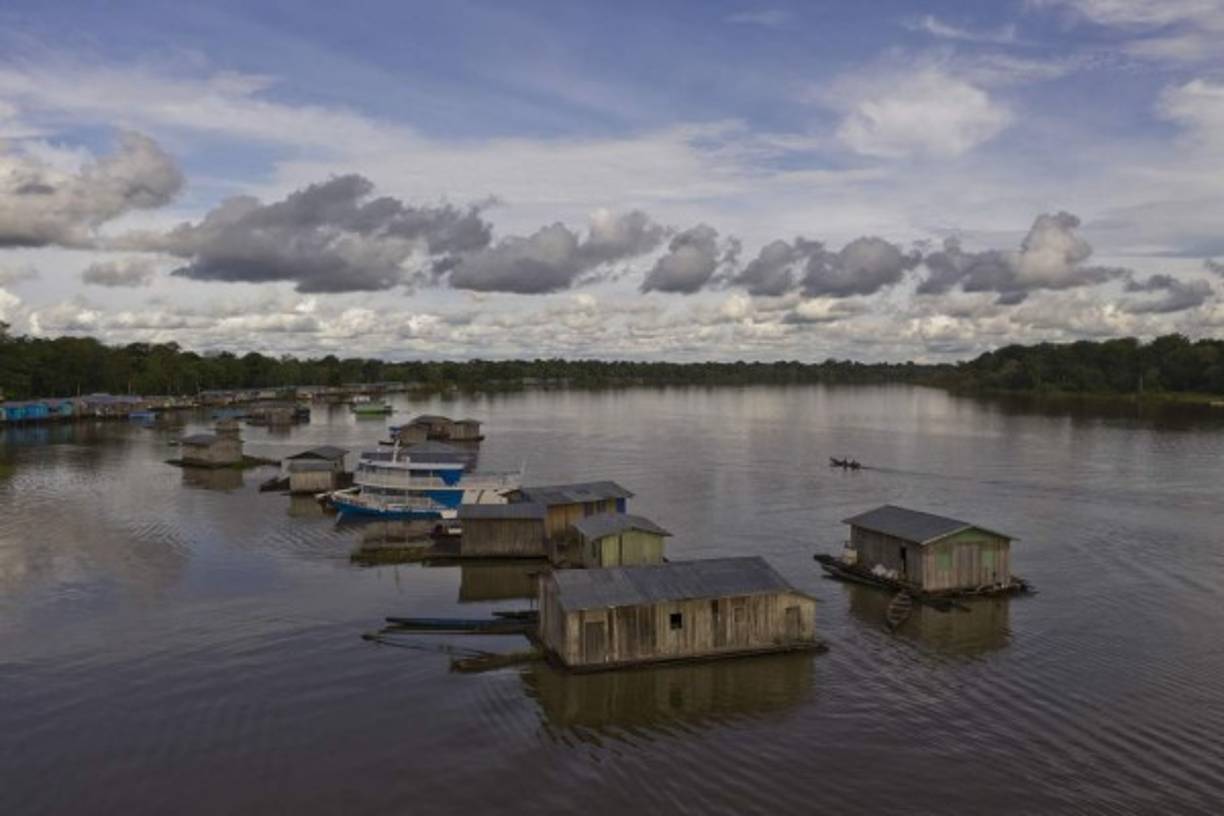 Vista de la ciudad de Carauari, de Amazonas, donde los residentes temen el alcance y la propagación de la pandemia del coronavirus. El estado de Amazonas (Brasil) ha declarado una emergencia que incluye una prohibición temporal de los extranjeros que visitan las reservas indígenas y los indígenas nacionales. asociación, APIB, ha cancelado reuniones y asambleas para evitar reunir grupos de personas. Foto AFP