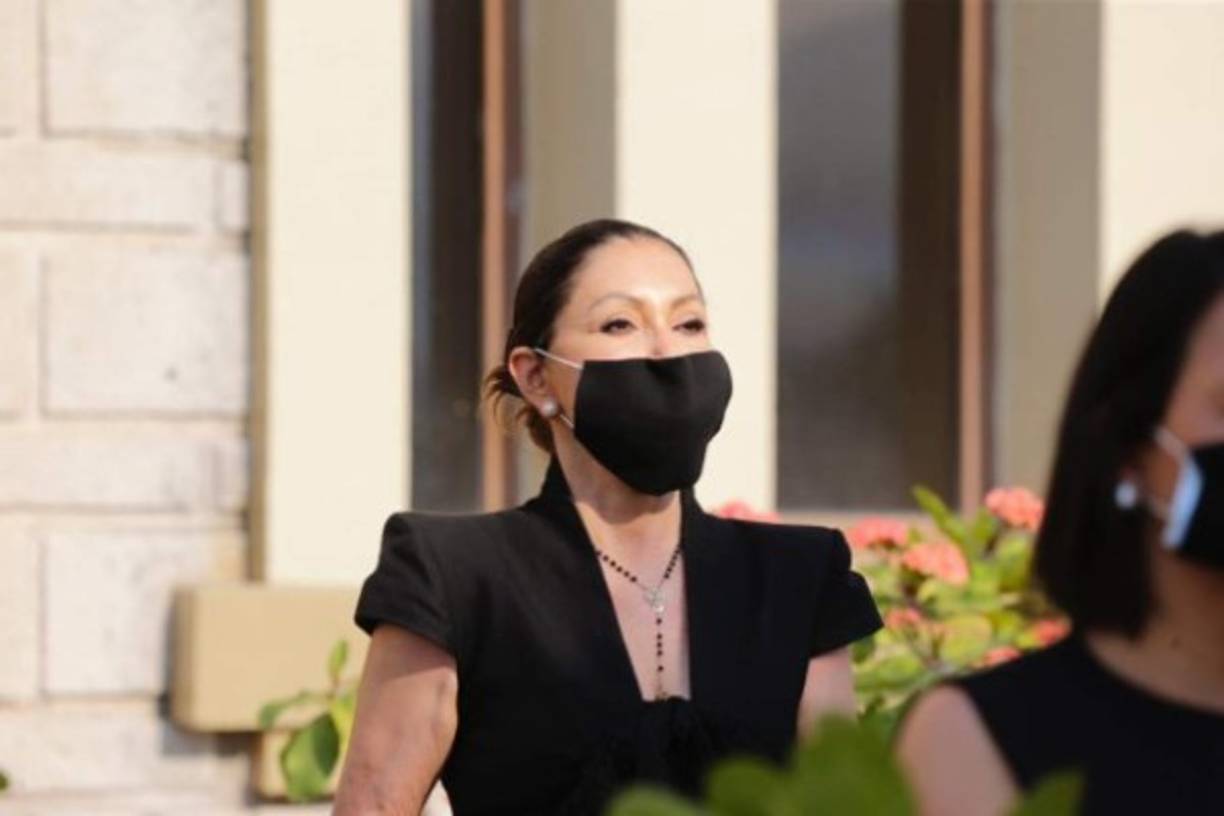 Norma Regina, esposa del expresidente hondureño Rafael Callejas, en el recibimiento.