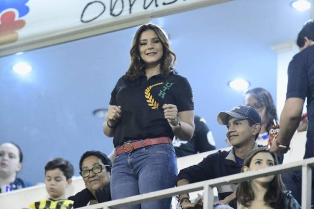 Una guapa aficionada en el palco del Morazán.