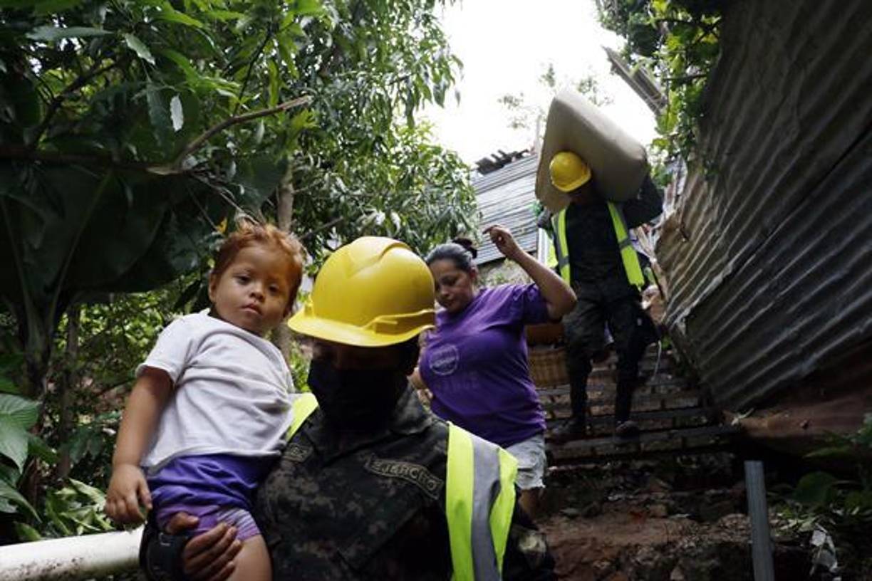 La zona afectada, en la que incluso han desaparecido varias calles debido a la magnitud de los daños, pareciera que fue bombardeada o que la destruyó un fuerte terremoto.