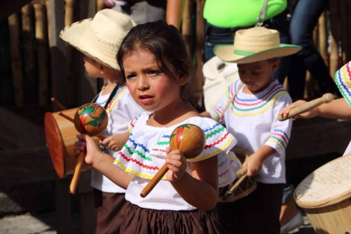 Una niña muestra su talento al desfilar.