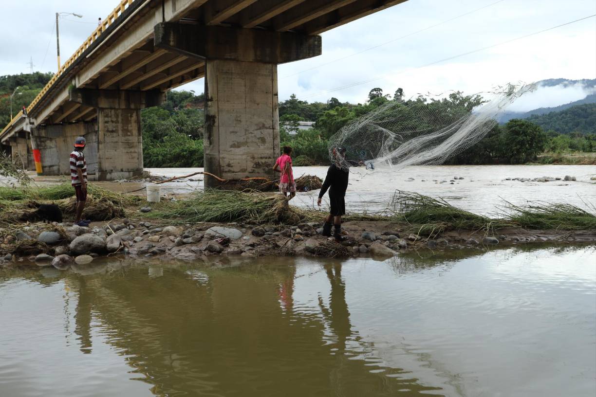 La pesca en el río Cangrejal y la extracción de hierro es parte de la vida diaria de un grupo de hombres que no tienen un trabajo de planta. 