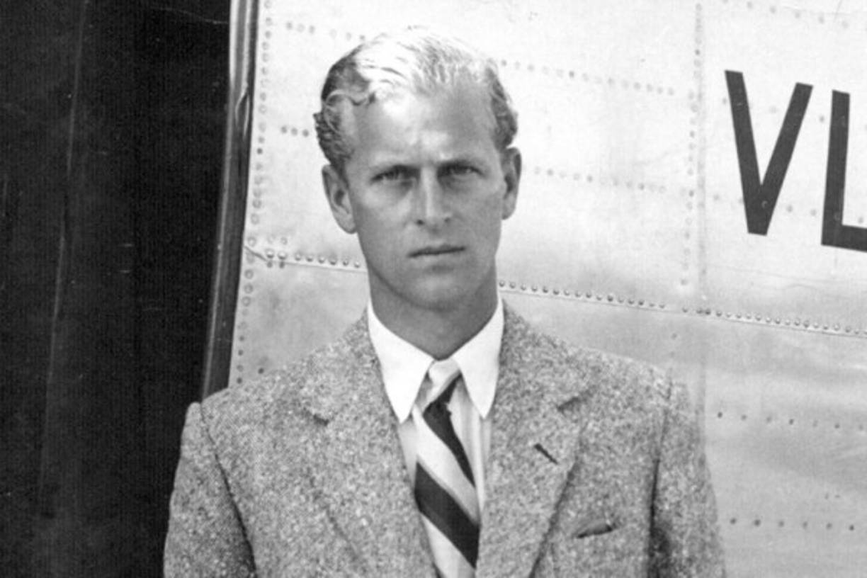 Pronto se ganó el favor de los británicos con sus apariciones en los medios, poco comunes hasta entonces entre la realeza, y a partir de 1960 dedicó parte de su tiempo a múltiples organizaciones benéficas y a la conservación del entorno natural, una pasión que heredaría su primogénito, el príncipe Carlos, heredero de la Corona.<br/><br/>Al mismo tiempo, continuó cultivando algunas de sus pasiones, como el polo, la conducción y la navegación.<br/>