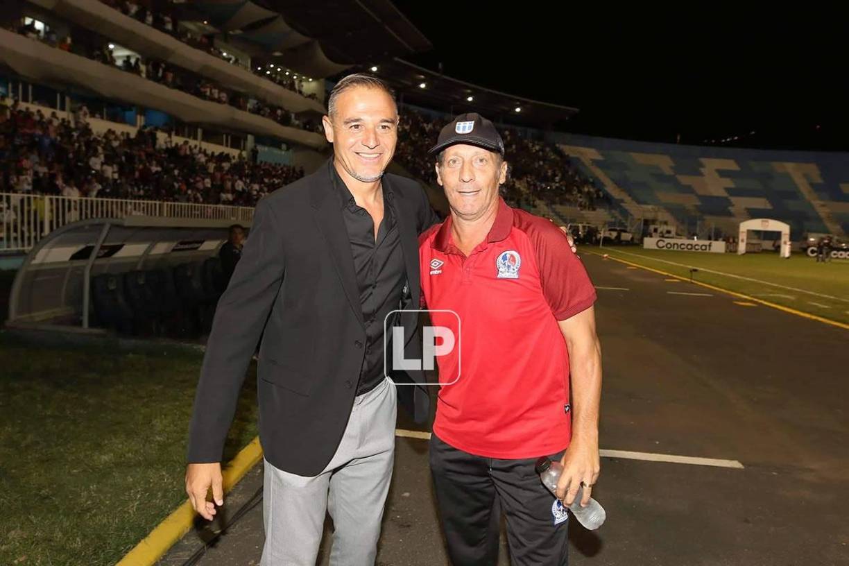 Así posaron Pedro Troglio y Hernán ‘La Tota‘ Medina antes del inicio del partido.