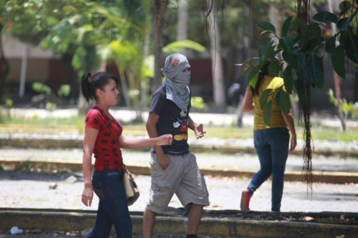 Universitarios encapuchados mantienen cerrada las instalaciones de la Unah-vs.